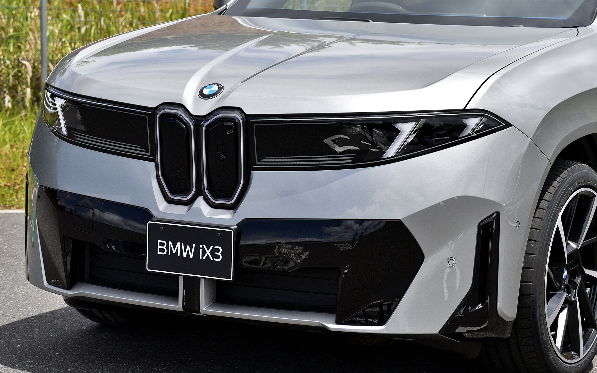 フロントまわりでは新しいBMW Xフェイスとイルミネーション付きキドニーグリルを採用