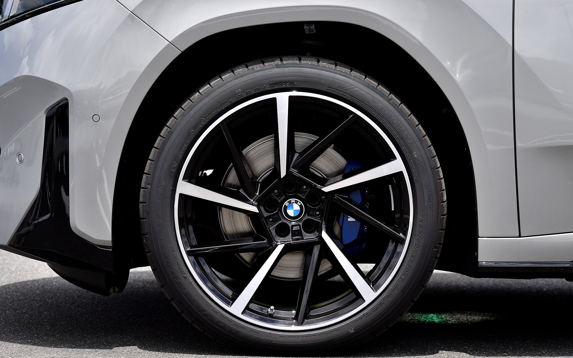 足下は21インチホイールに横浜ゴムのハイパフォーマンスタイヤ「ADVAN Sport V107」（255/40R21）をセット
