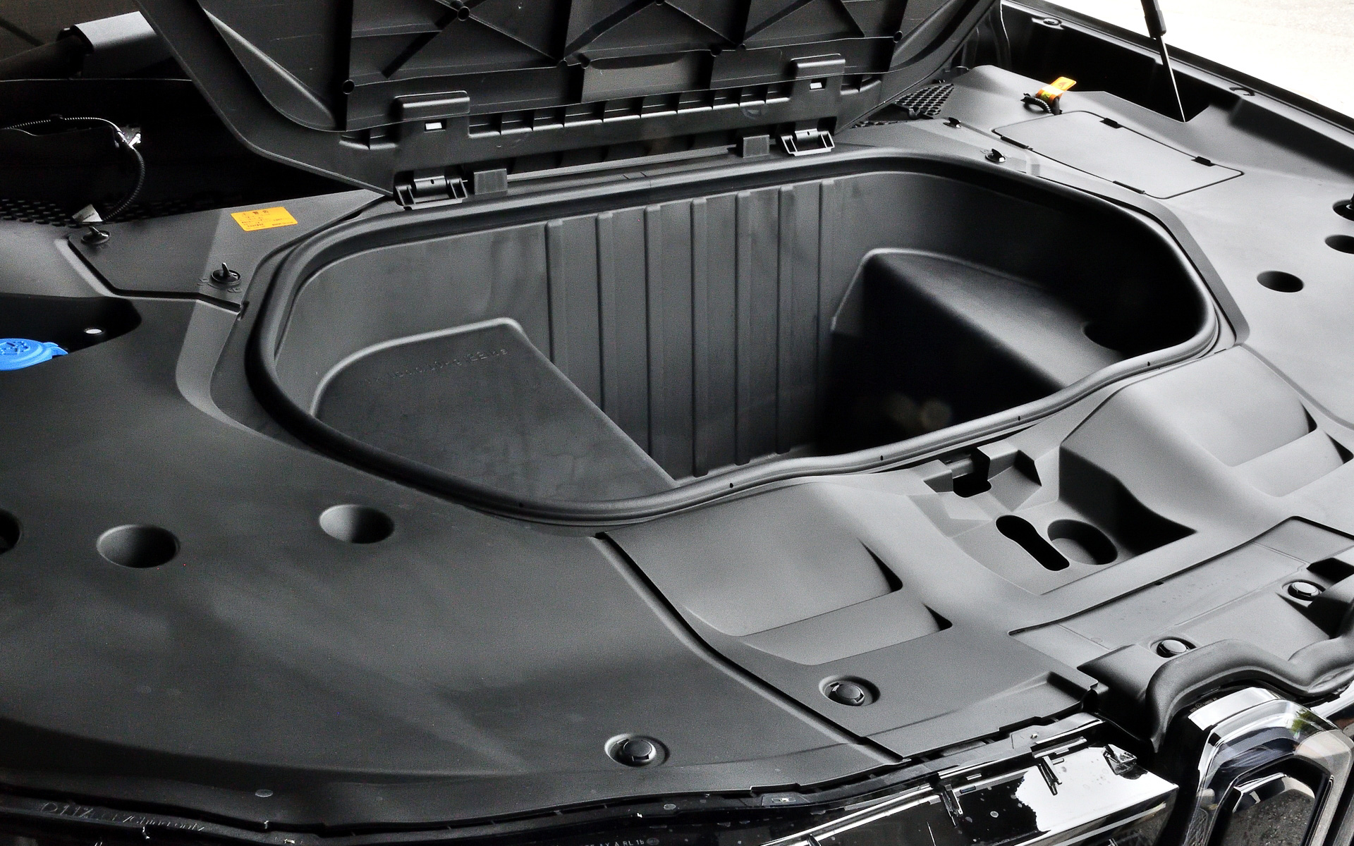 BMWとして初採用のフロントトランクも用意される。容量は56Lで、充電ケーブルの収納などに便利