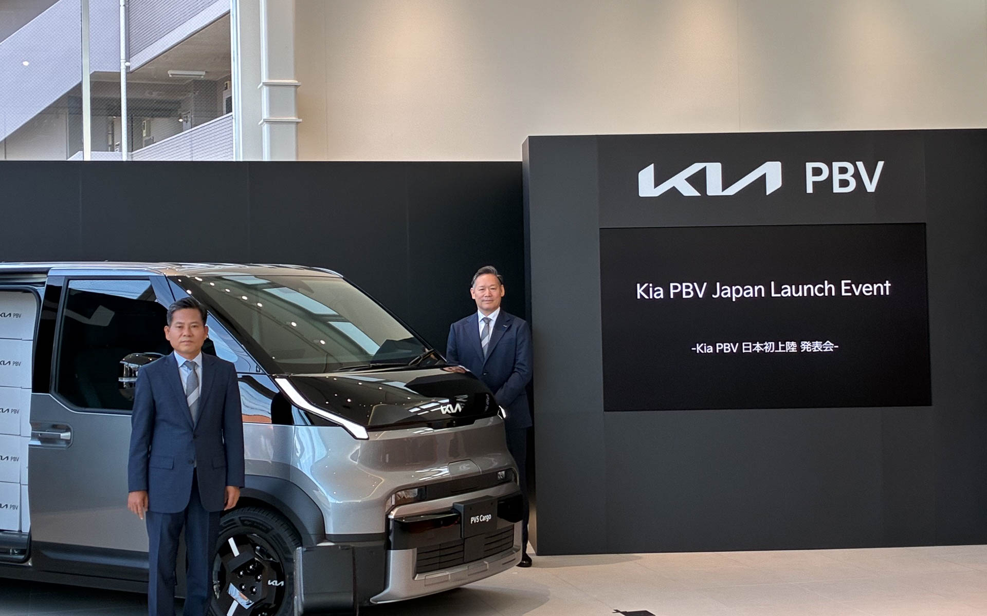 Kia PBVジャパンの記念すべき「Kia PBV東京西」オープニングセレモニー。左はキム・サンデKia PBVビジネス事業部副社長、右はKia PBVジャパン田島靖也CEO