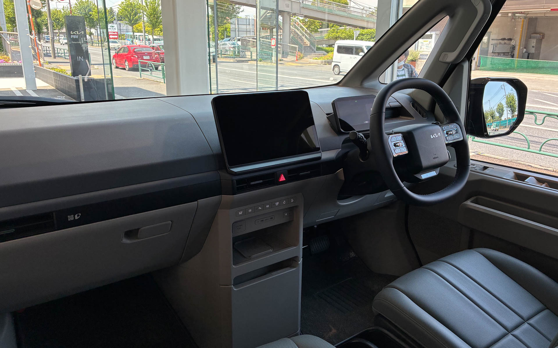 PV5 カーゴのインパネは商用車らしくシンプルだが、Kiaらしいディスプレイなどしっかりデザインされている