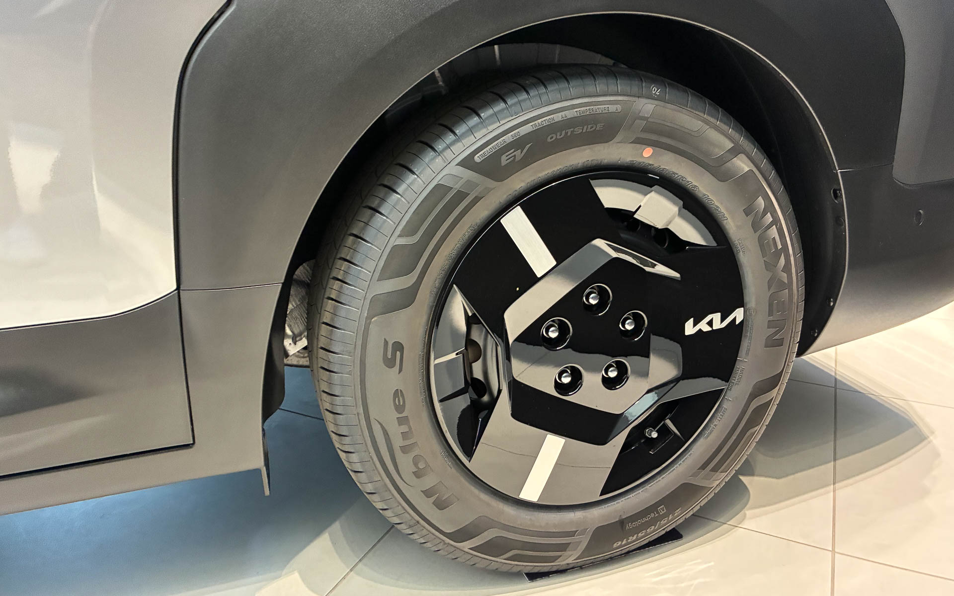 タイヤは韓国のネクセンタイヤ。韓国では3割のシェアを持つ。サイズは215/65R16で、EV用に開発された低転がりの高剛性タイヤ。韓国の試乗ではマッチングがよかった