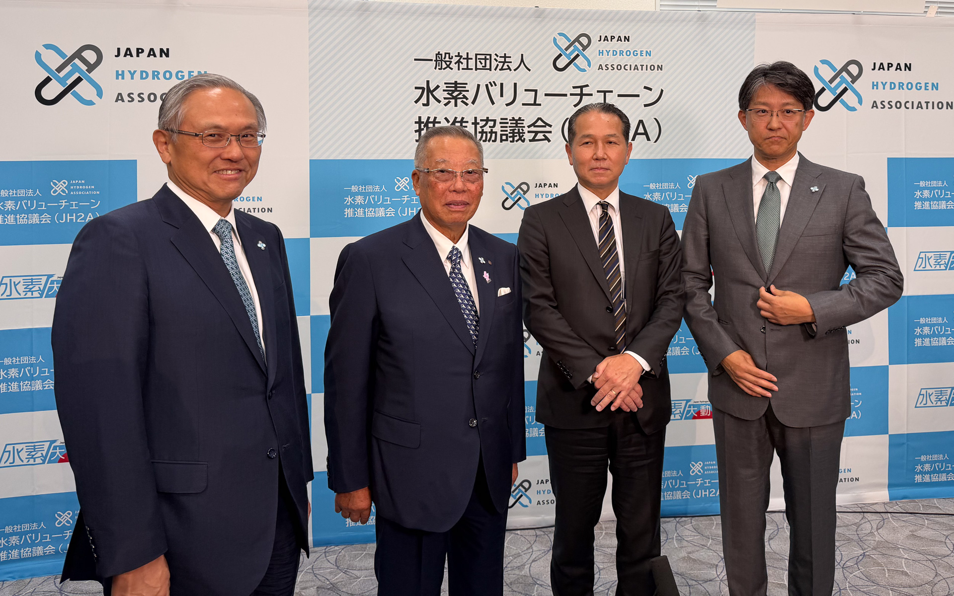 資源エネルギー庁 村瀬佳史長官（中央右）を囲んで