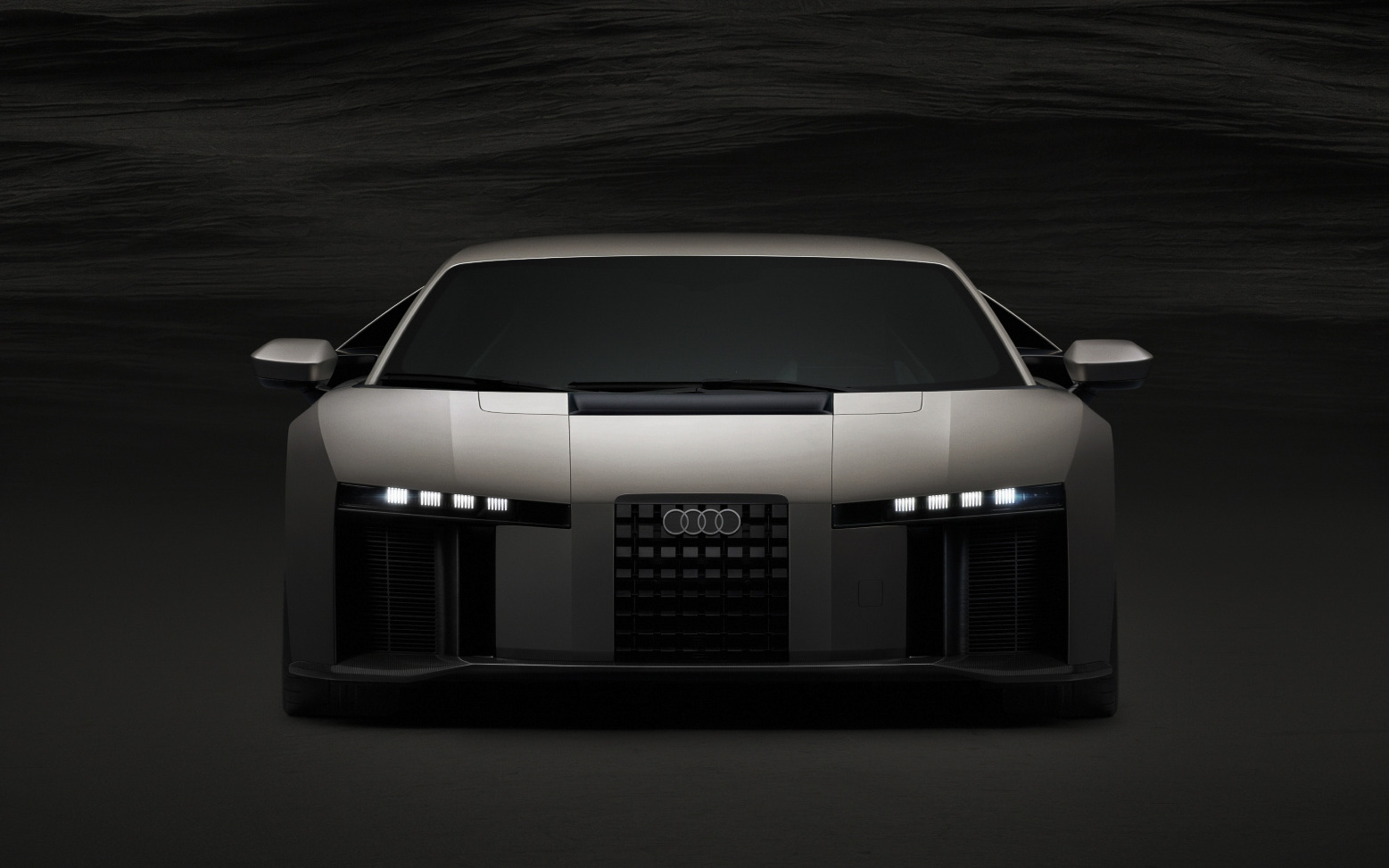 ヌヴォラーリでは高性能ハイブリッドパワートレーンをはじめ、quattro predictive ride、アクティブエアロダイナミクス、カーボンエクステリアの革新的なASF（アウディ スペース フレーム）などを採用