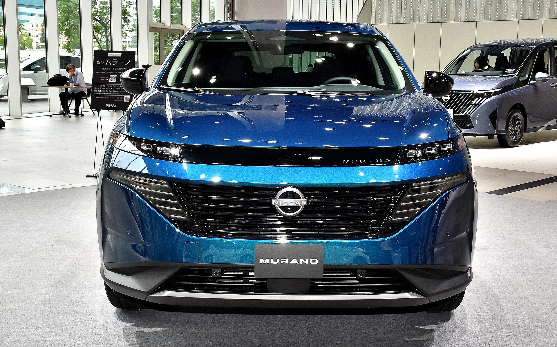 薄型LEDヘッドライトや左右に広がるリアコンビネーションランプなどでワイドで存在感のあるプロポーションを実現。フロントウィンドウの中央には標準装備の「プロパイロット」用カメラが備わる