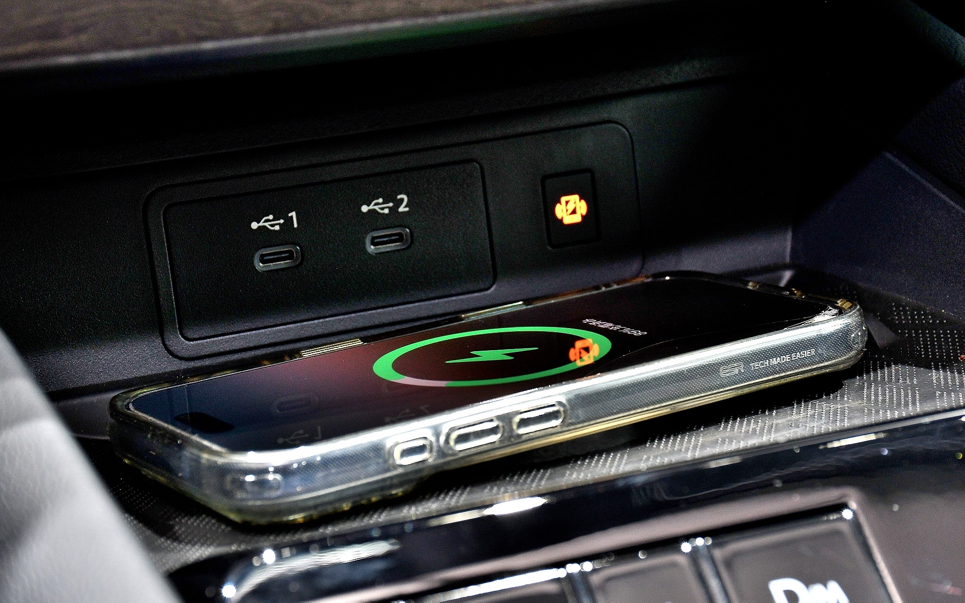 スマホを置くだけで充電できる機能も。USB Type-Cポートは2つ用意