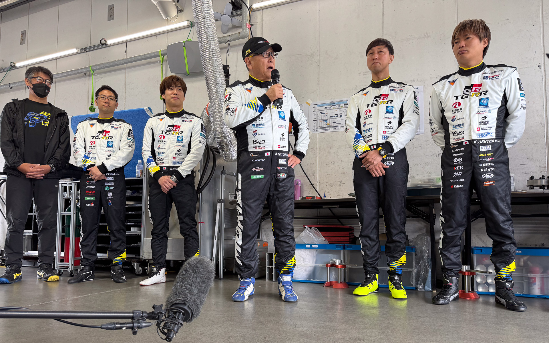 2号車 液体水素GRカローラ「TGRR GR Corolla H2 concept」をドライブするモリゾウ選手こと豊田章男会長、石浦宏明選手、大嶋和也選手、豊田大輔選手、福住仁嶺選手