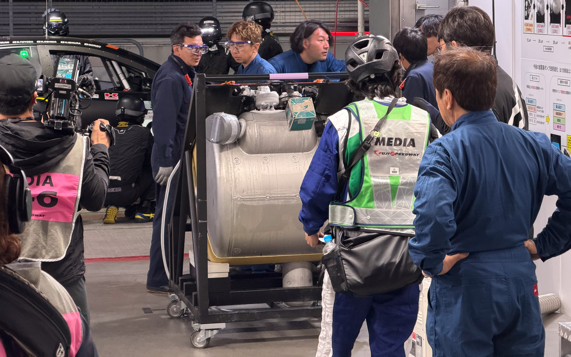 交換用の超電導液体水素ポンプ入り液体水素燃料タンク