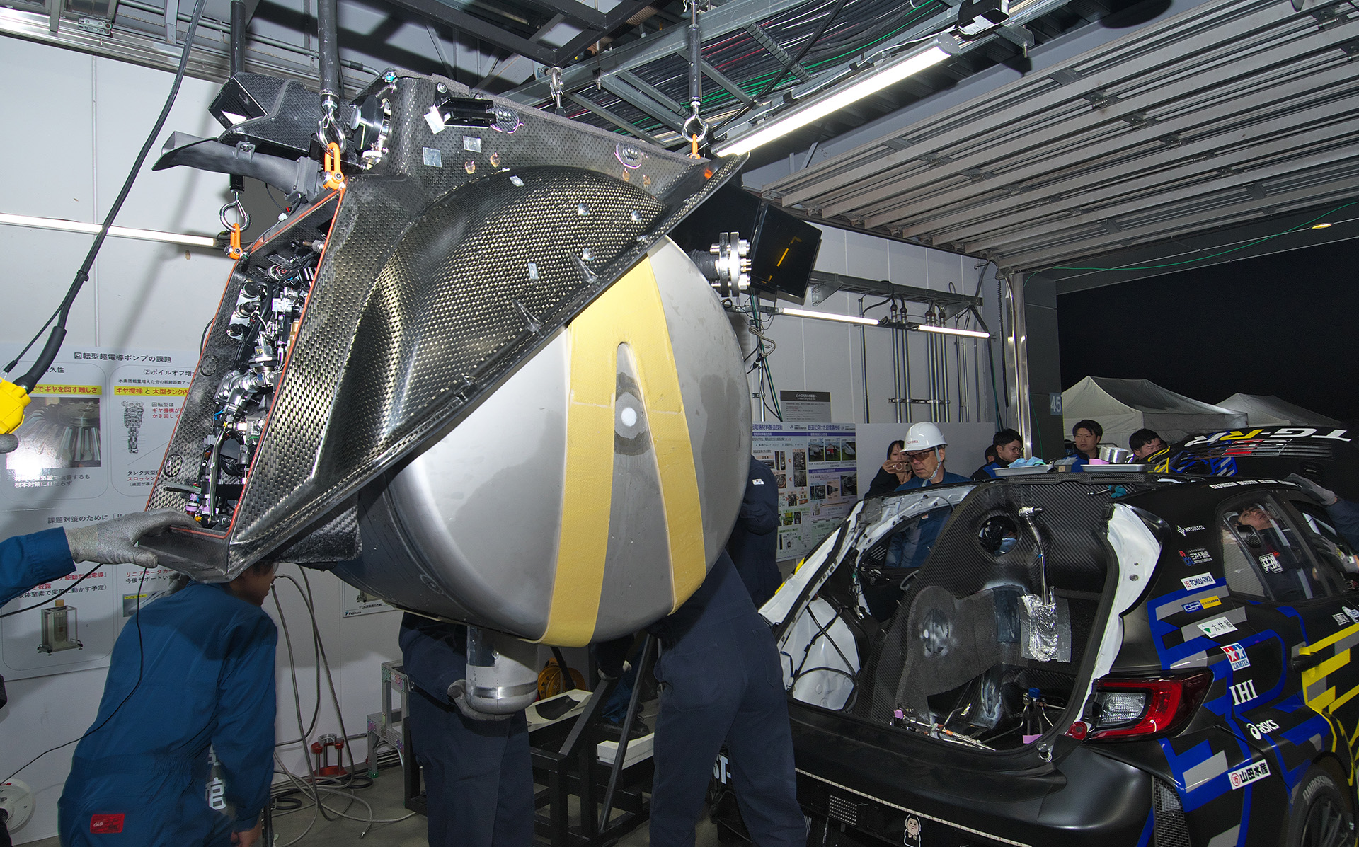 300Lで真空二重槽になっている液体水素燃料タンク