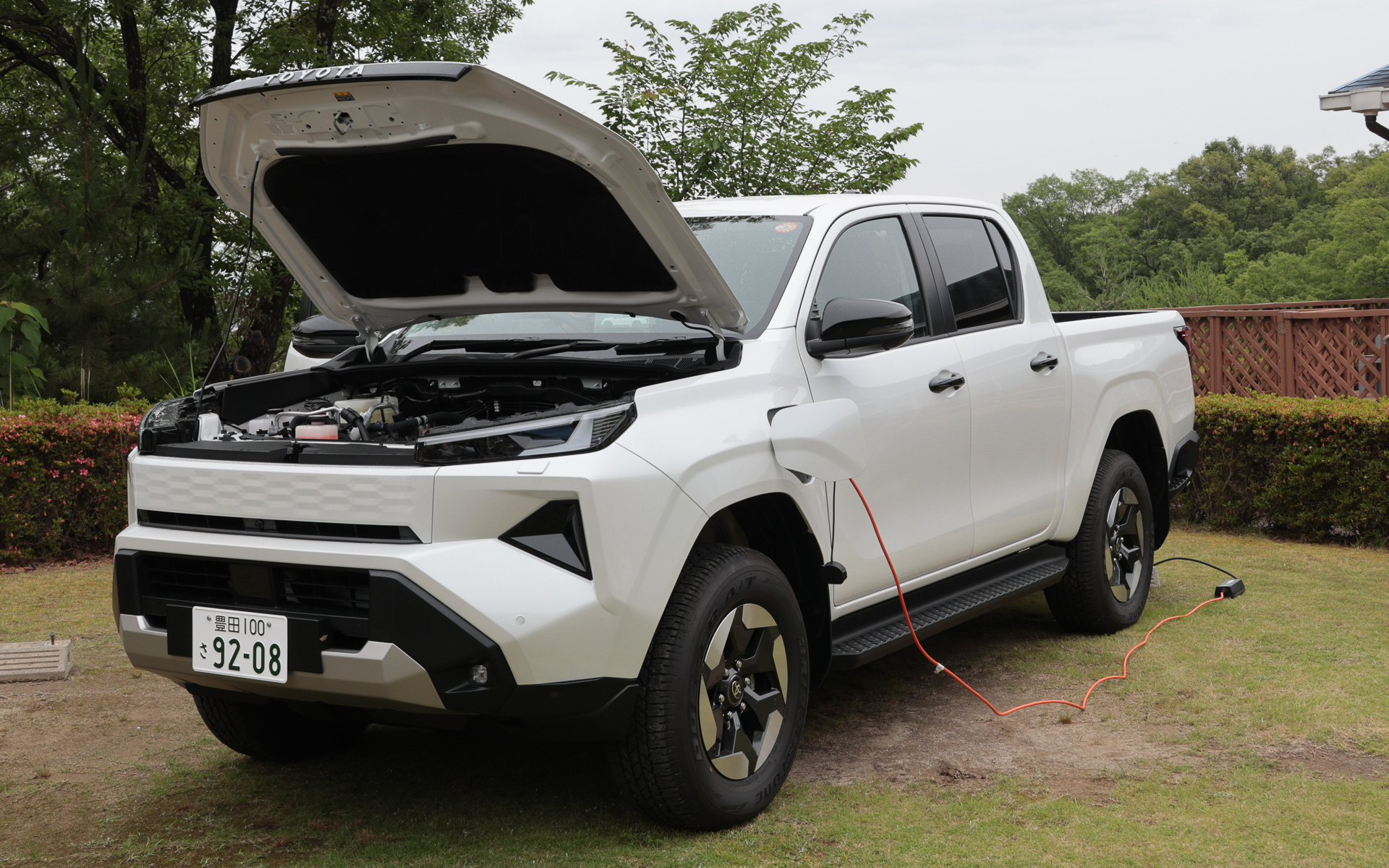 新型ハイラックス バッテリEV仕様。さなげアドベンチャーフィールドでは給電デモが行なわれていた