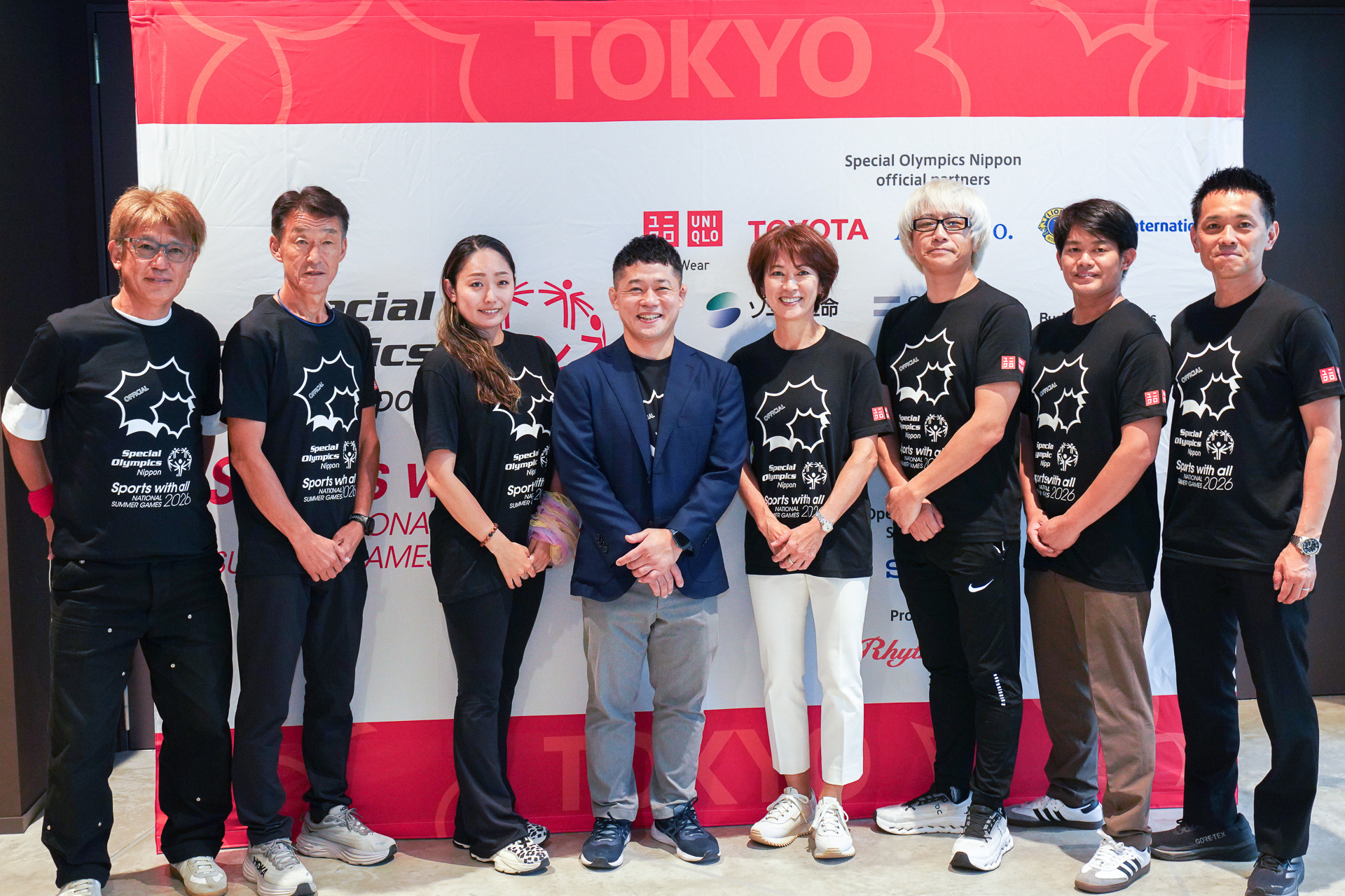 写真左から三浦泰年さん（※）、阿部雅司さん（※）、安藤美姫さん （※）、スペシャルオリンピックス日本 理事長 大会会長 平岡拓晃氏、有森裕子さん（※）、小塚崇彦さん（※）、やまだひさしさん（スペシャルオリンピックス日本 広報プロジェクトアンバサダー）、寺尾悟さん（※）　※印はスペシャルオリンピックス日本 ドリームサポーター