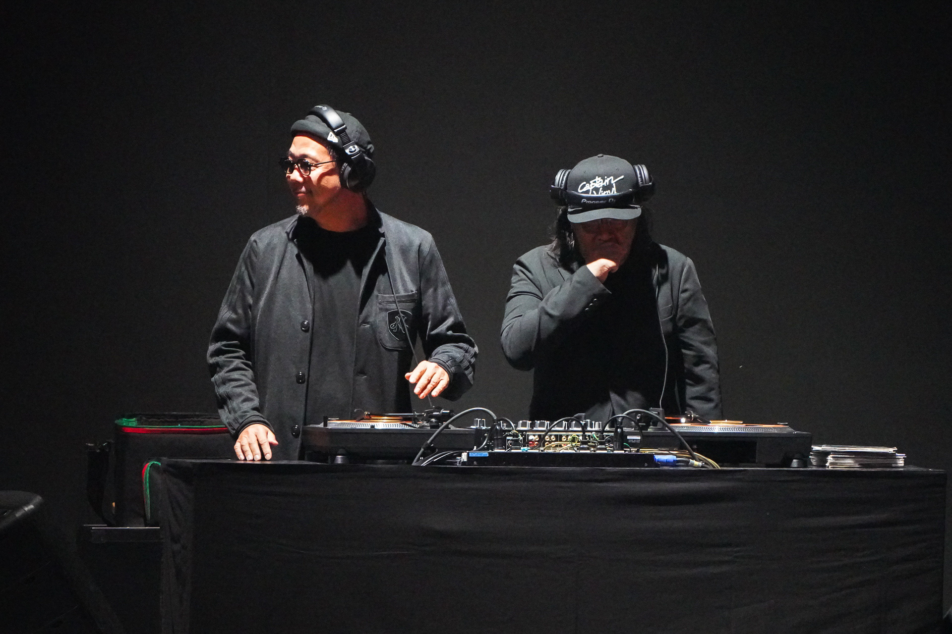 DJ CAPTAIN VINYLが会場にノリのいい音楽を鳴らす