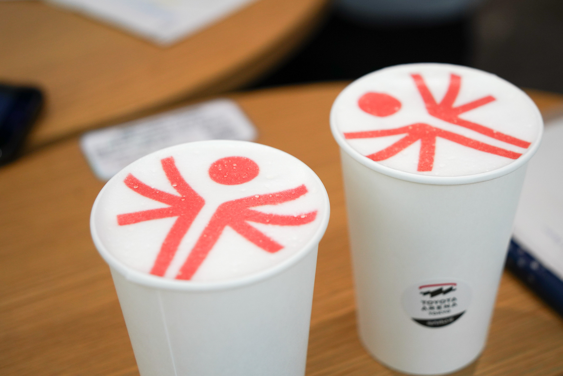 敷地内のスポーツカフェ＆バー「ARENA Miraie」でインタビューした。限定でロゴをあしらったカフェラテが飲める
