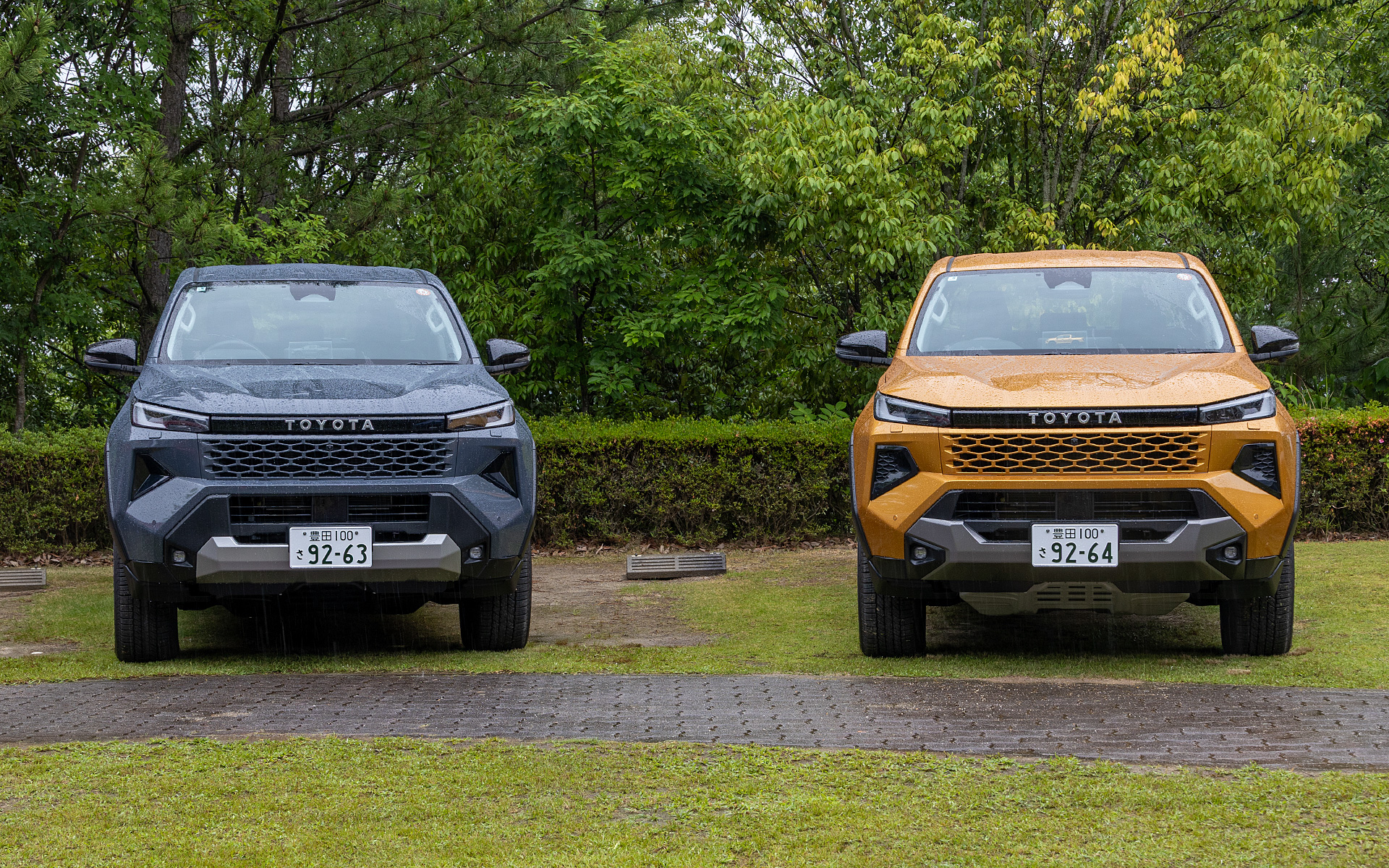写真左から「Z」、「Zアドベンチャー」、フロントバンパー周りのデザインが異なる