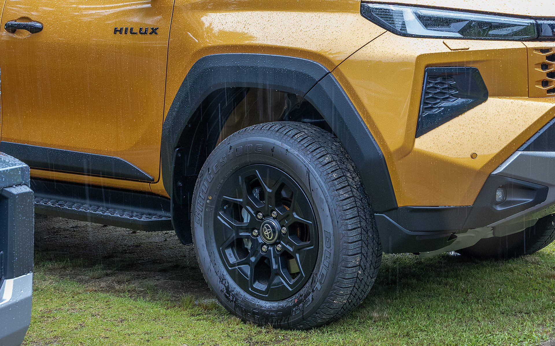 「Zアドベンチャー」のタイヤサイズは265/60R18。アルミホイールのサイズは18インチ×7.5J。カラーはマットグレー（センターオーナメント付き）