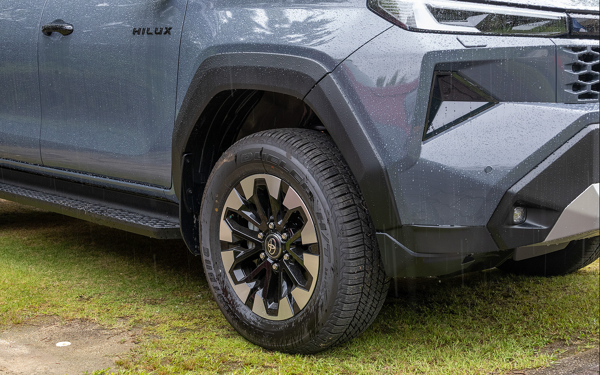 「Z」のタイヤサイズも265/60R18。ホイールサイズも同じで18インチ×7.5J。ディスクの仕上げは切削光沢（センターオーナメント付き）となる