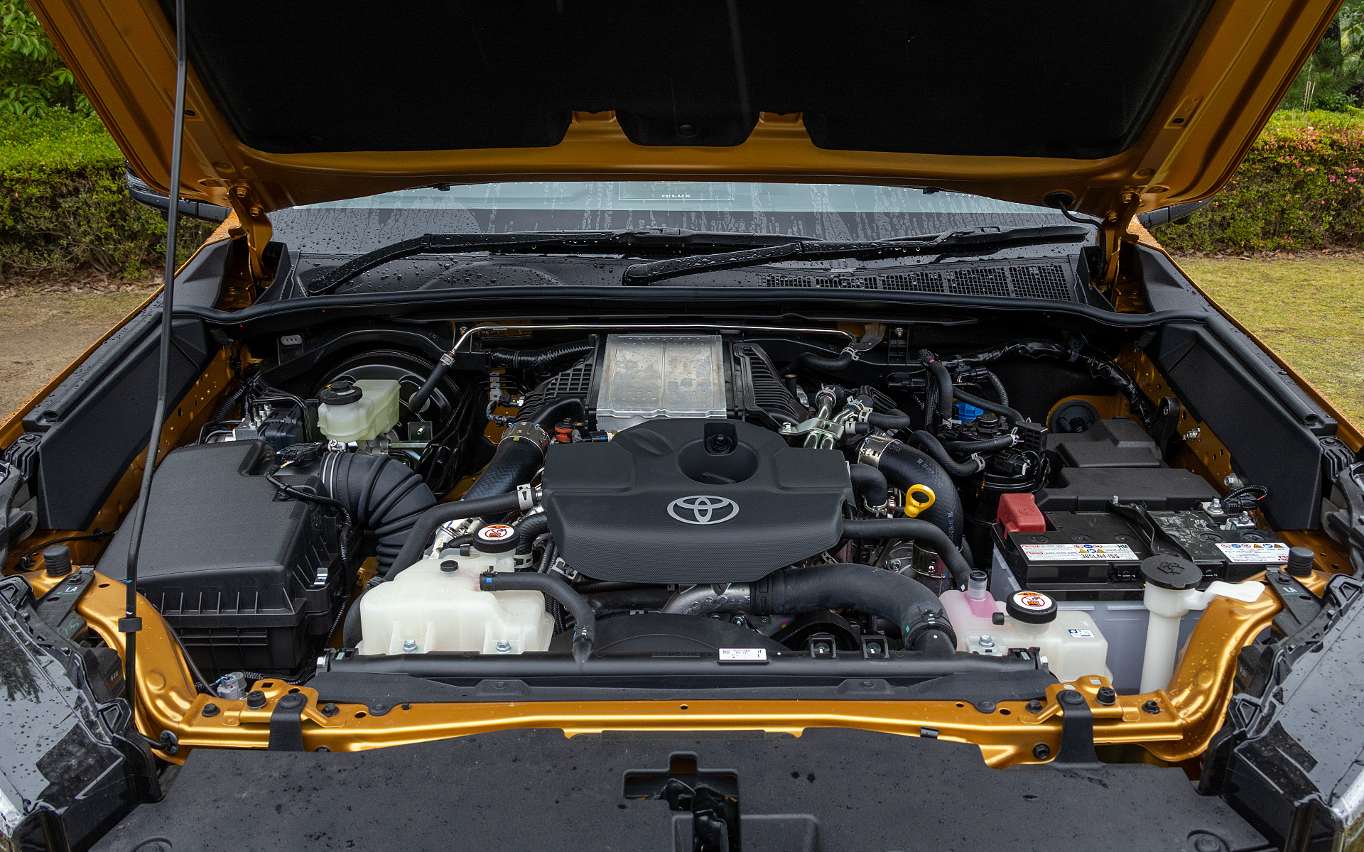 直列4気筒2.8リッター直噴クリーンディーゼルエンジン（1GD-FTV）。最高出力は150kw（204PS）/3000～3400rpm。最大トルクは500Nm/1600～2800rpm