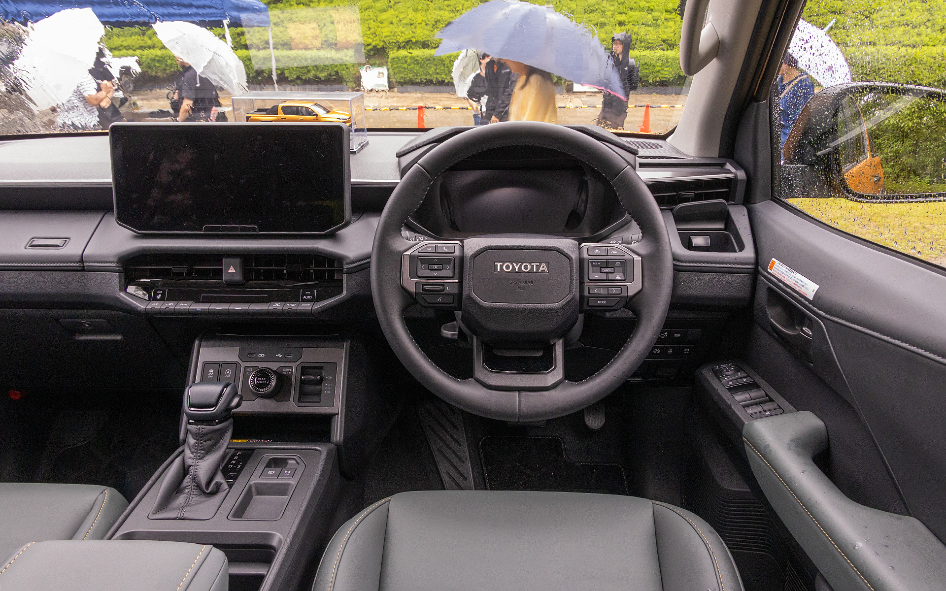 「Zアドベンチャー」の運転席まわり。エアコンは左右独立型温度コントロールフルオートエアコン