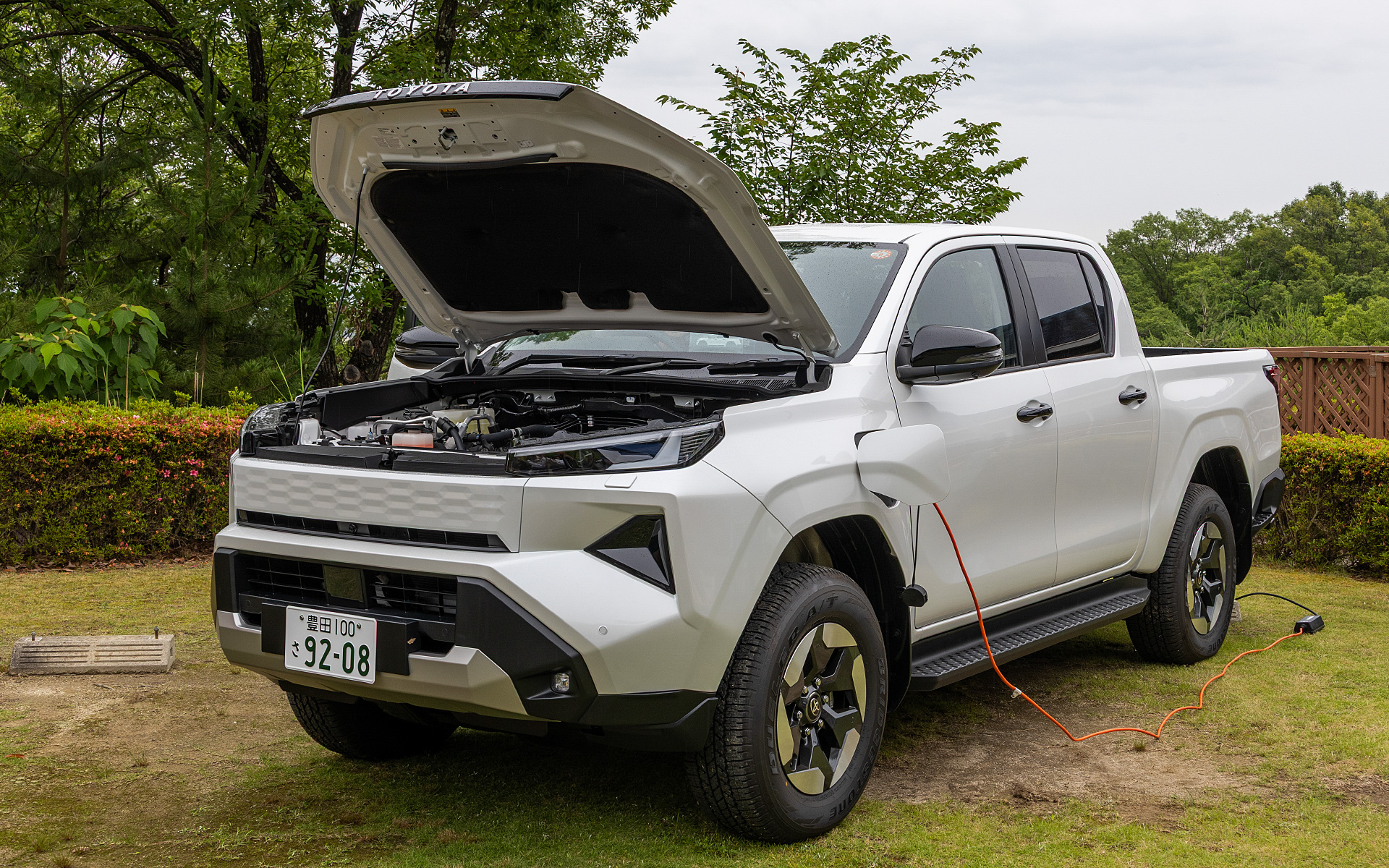 新型ハイラックスBEVモデル（海外仕様）。イベント当日は給電デモを行なっていた