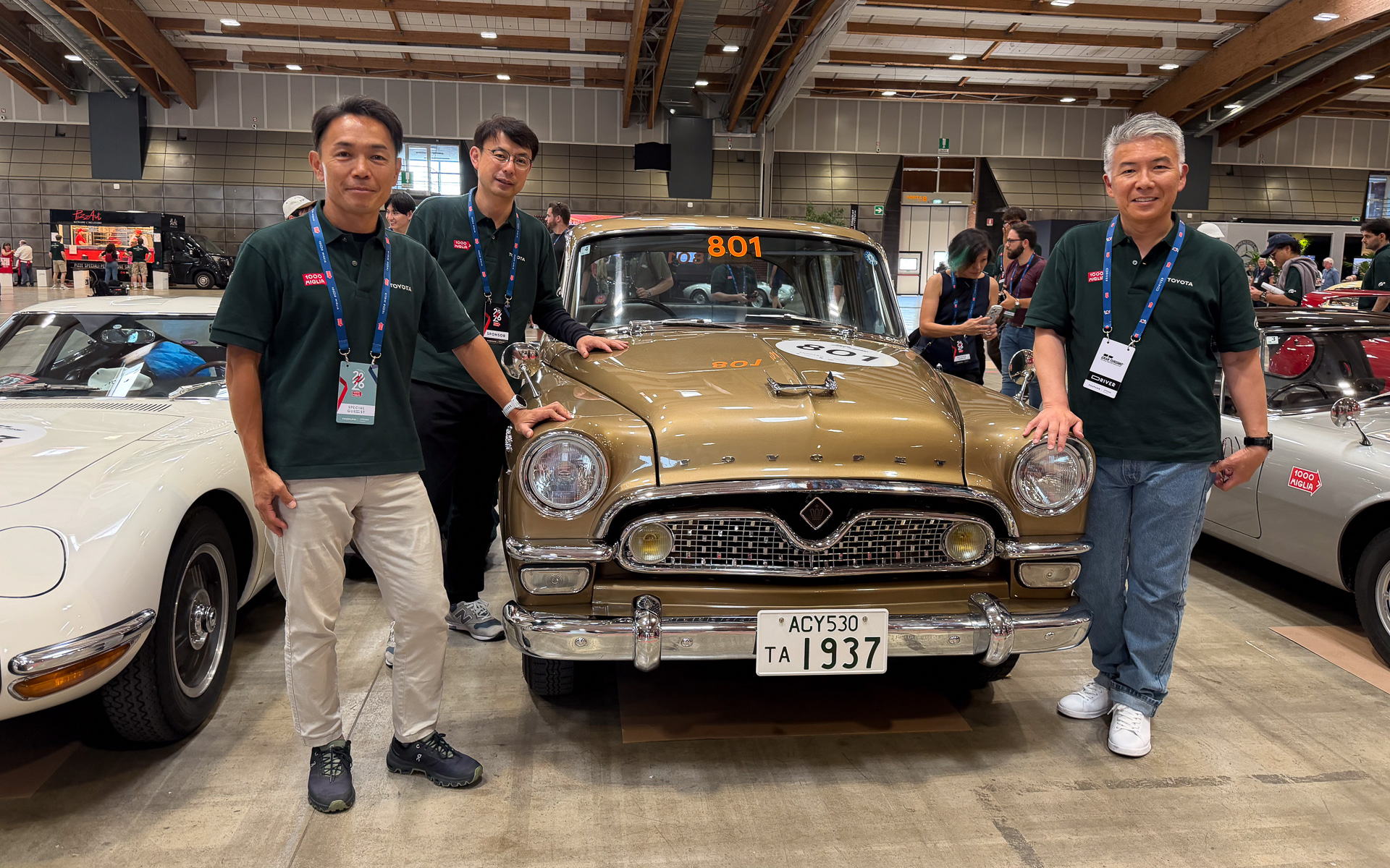 クラウンの開発に携わるトヨタ自動車 安部朋彦氏（左）、同 辻賢治氏（中）、同 清水竜太郎氏（右）と、初代クラウン