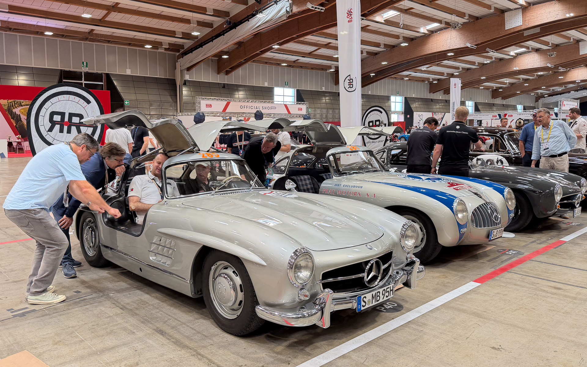 こちらはガルウィングタイプのドアを持つメルセデス・ベンツ車が並ぶエリア。メルセデス・ベンツはクルマを発明して140周年となり、特別なスペースを用意していた