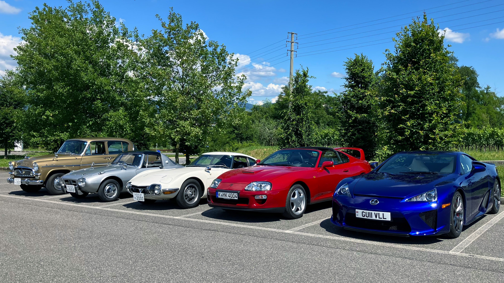 （左から）初代クラウン RS型、トヨタ スポーツ800 UP15型、トヨタ 2000GT MF10L型、スープラ JZA80型、LEXUS LFA