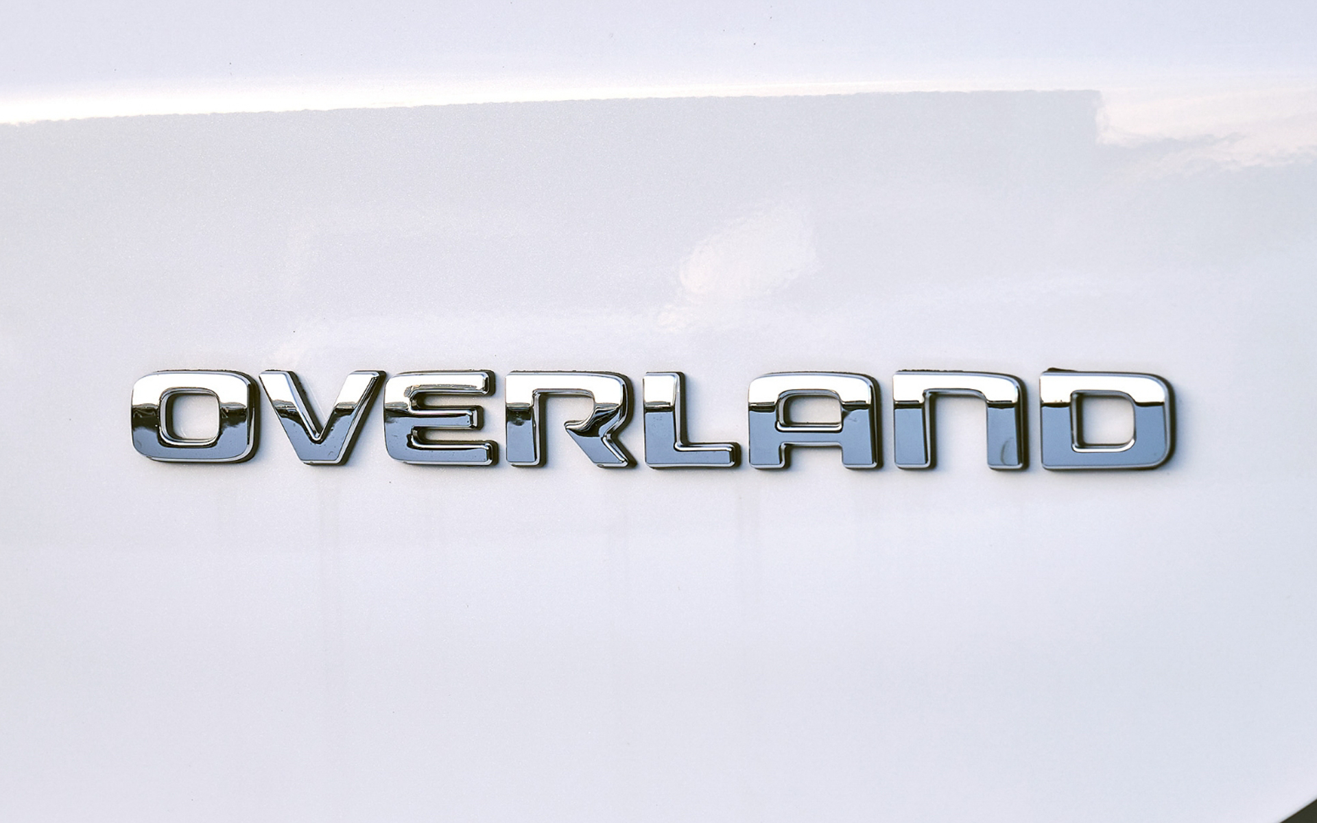 テールゲートには「OVERLAND」のエンブレムがあしらわれる