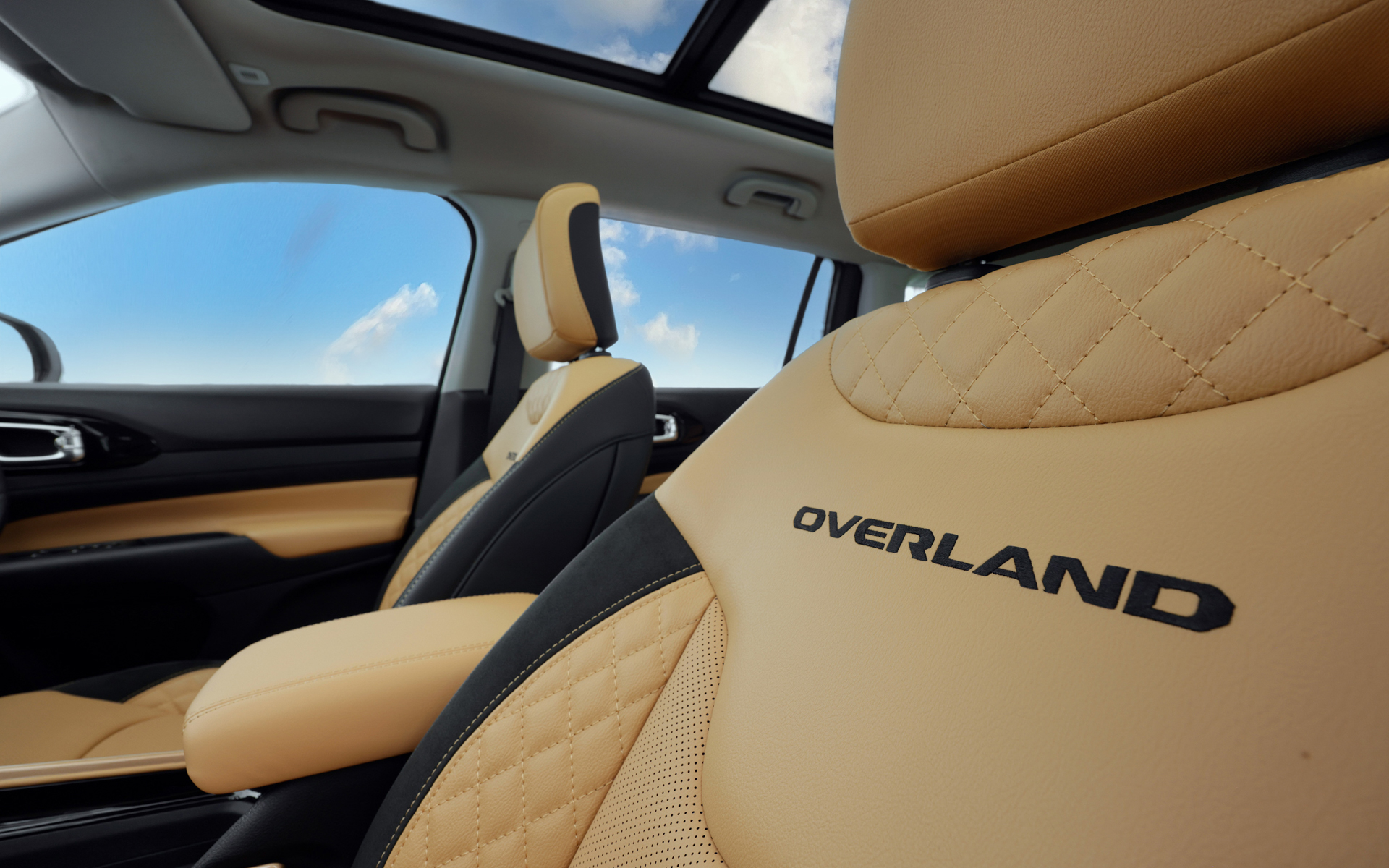 フロントシートは、合成皮革（テュペロブラウン）に「OVERLAND」の刺繍が入った明るい琥珀色のシートを採用