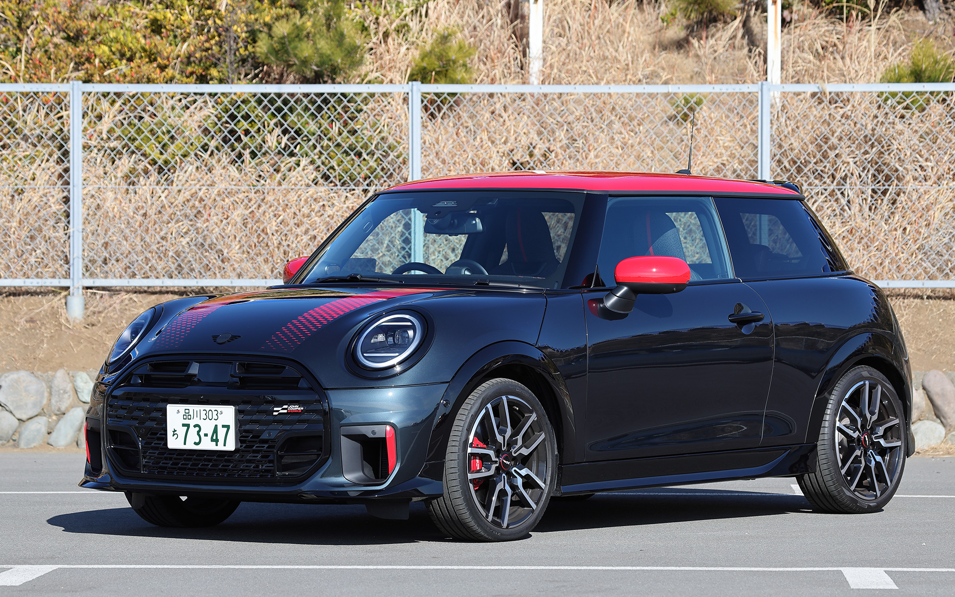 今回試乗したのは3ドアハッチバックの「MINI JOHN COOPER WORKS」（540万円）。ボディサイズは3875×1745×1455mm（全長×全幅×全高）、ホイールベースは2495mm