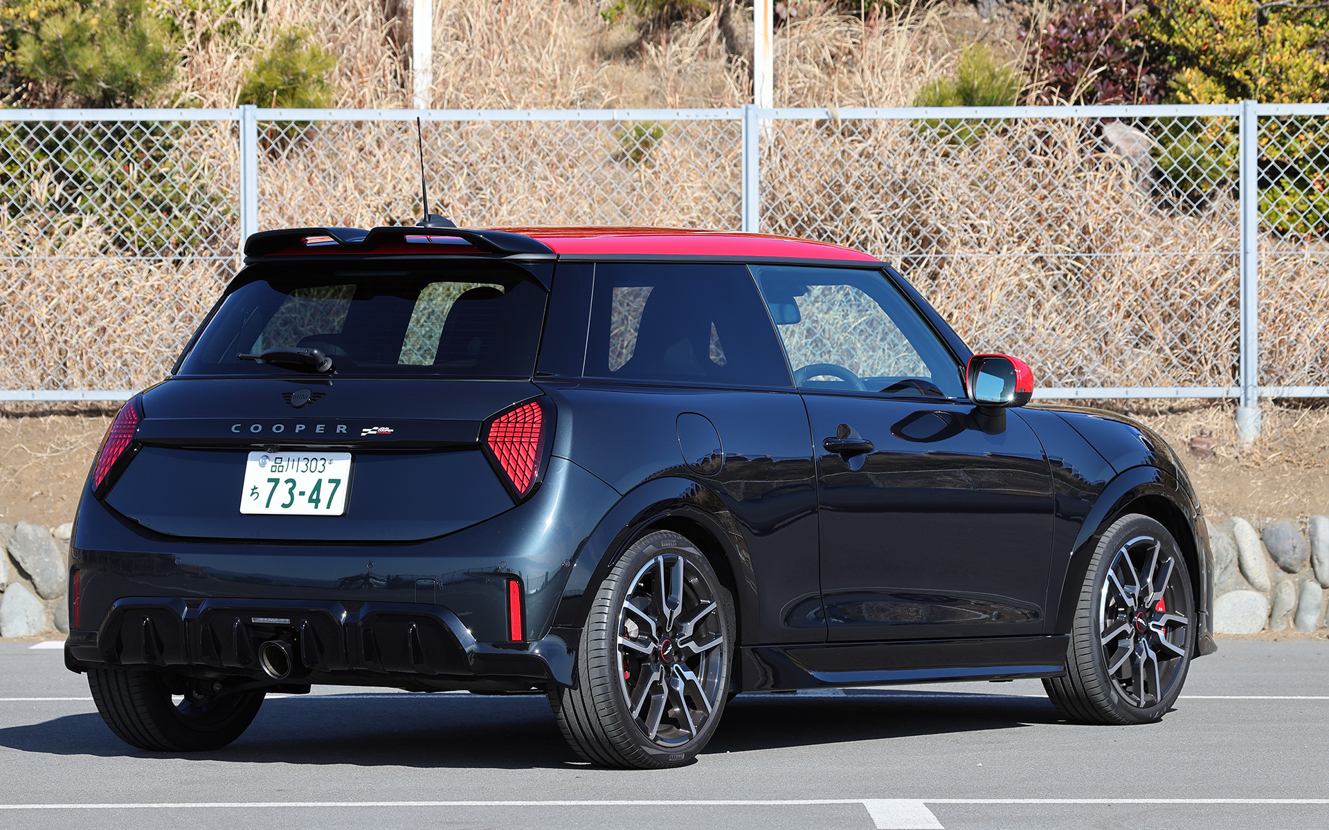 今回試乗したのは3ドアハッチバックの「MINI JOHN COOPER WORKS」（540万円）。ボディサイズは3875×1745×1455mm（全長×全幅×全高）、ホイールベースは2495mm