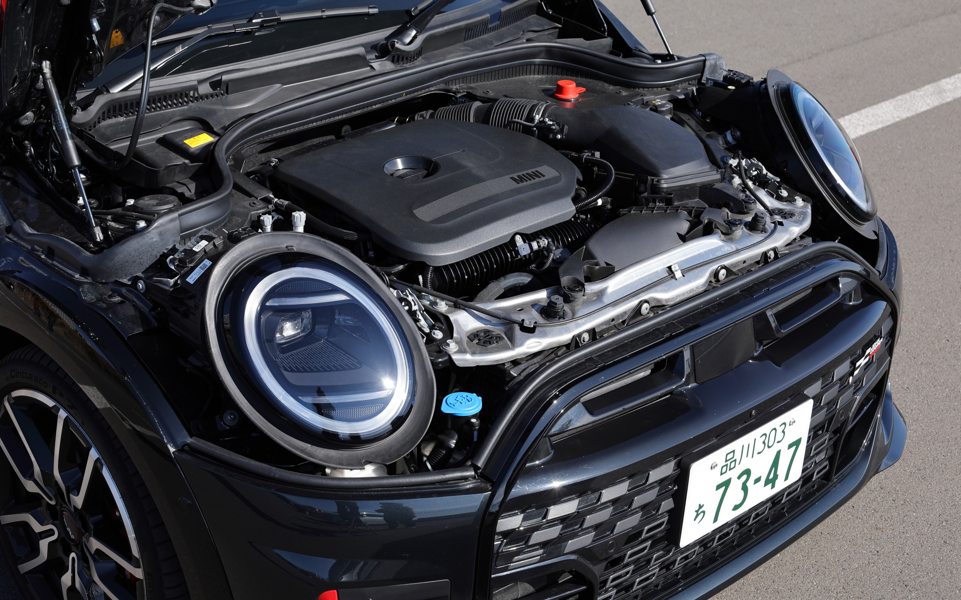 直列4気筒DOHC 2.0リッターターボエンジンは最高出力170kW（231PS）/5000rpm、最大トルク380Nm/1500-4000rpmを発生。7速ダブルクラッチトランスミッションを組み合わせるとともに、JCW専用チューニングが施されたスポーツサスペンションなどの採用によりドライビングパフォーマンスが最高レベルまで引き上げられたという