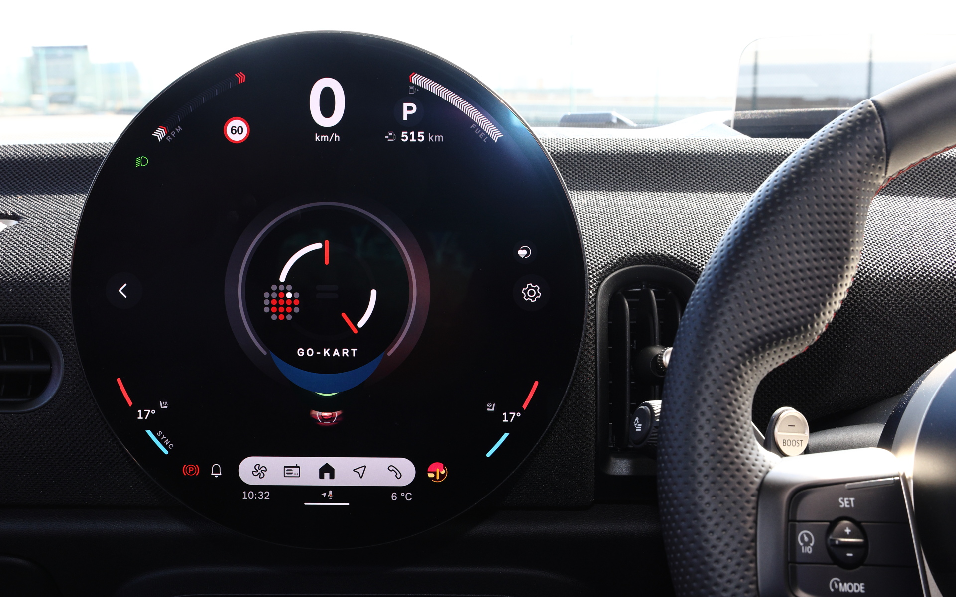 走行モードはノーマルの「CORE」、エコの「GREEN」、スポーツの「GO-KART」などが用意される