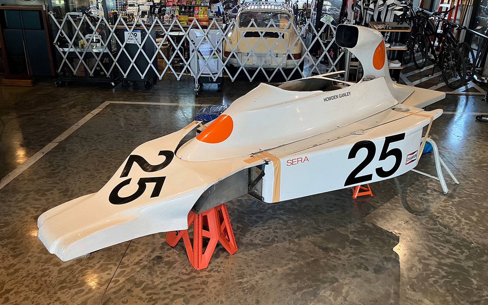 純国産プライベーターとして世界へ挑んだマキ・エンジニアリング。1976年の日本GPに参戦した「マキF102」は、惜しくも予選不通過に終わり決勝の夢は叶わなかったが、その果敢な挑戦は今もファンの心に深く刻まれている。今回参考展示する「F101」のモノコック/カウルは、マキF1の原点であり、日本のレース史における貴重な遺産。当時の職人たちの情熱が息づく「ものづくりの真髄」を間近で見学できる