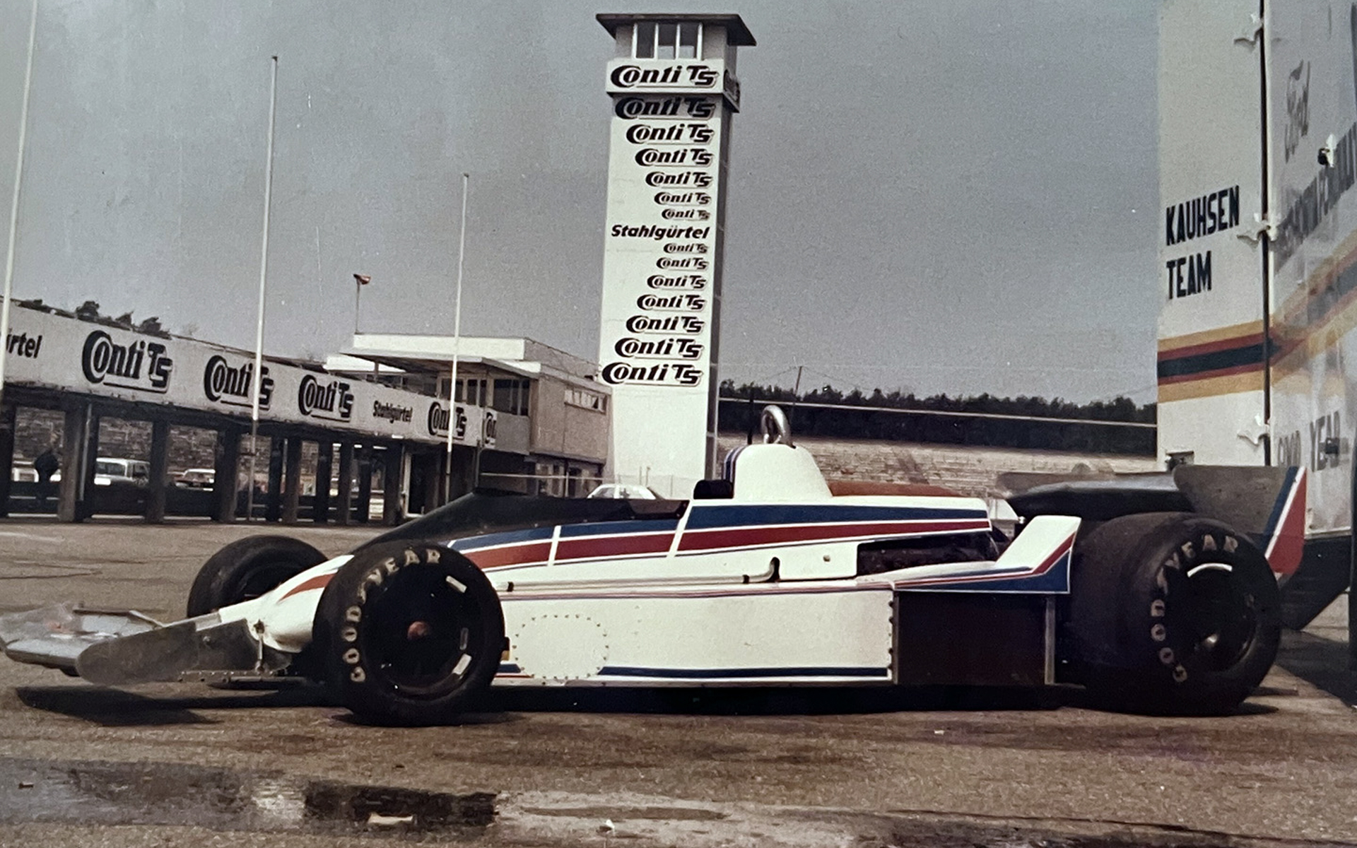 1977年の第2回F1日本グランプリに向け、コジマ・エンジニアリングが前年の経験を基に開発した後継マシン「コジマKE009」。ステアリングを託されたのは星野一義選手と高原敬武選手。本戦では高原選手が他車のスピンに巻き込まれ無念のリタイアを喫したが、星野選手は持ち前の闘志で世界の強豪に食らいつき11位完走を果たした。今回展示するのは、1977年に高原選手がドライブした車両。1978年の世界選手権参戦に向けてアップデートが施されて海外へわたったものの、実戦投入されることなく幻に終わった貴重な実車
