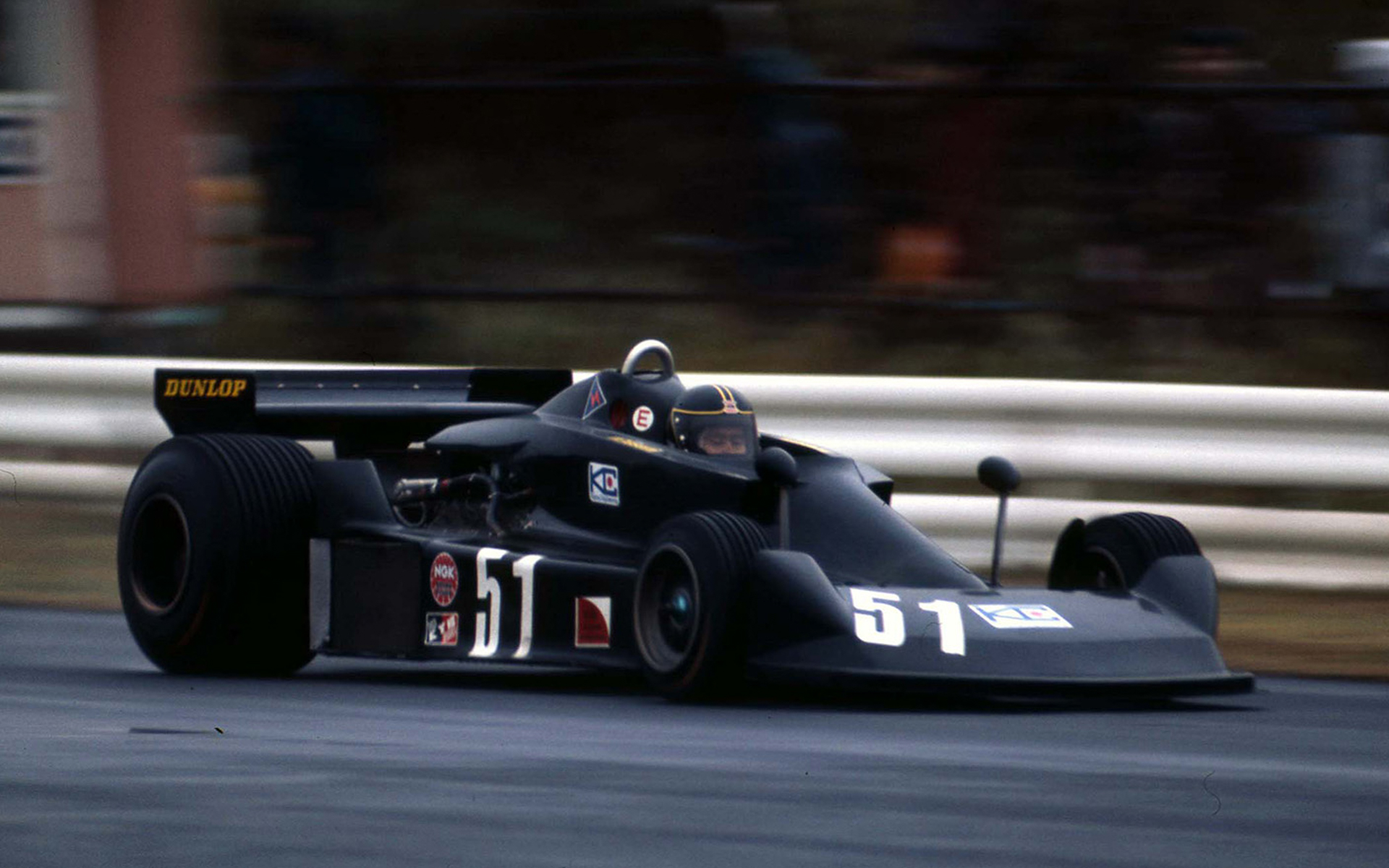 1976年、日本初のF1開催に向けてコジマ・エンジニアリングが開発した純国産マシン「コジマKE007」。富士での一戦に特化して製作され、長谷見昌弘選手のドライブで一時予選4番手のタイムを記録。大クラッシュからの奇跡的な修復を経て豪雨の決勝を完走。不屈の精神で日本のモータースポーツ史に名を刻んだ伝説の1台