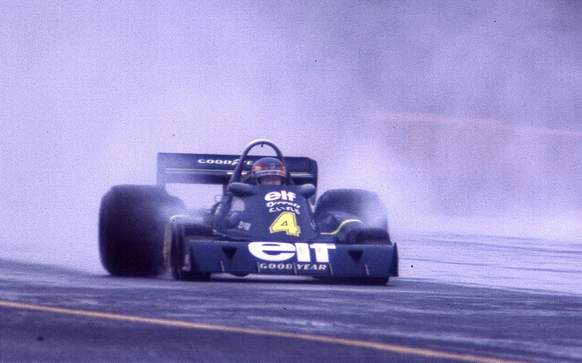 F1史上唯一実戦投入された伝説の6輪車「ティレルP34」。1976年に誕生し、前輪に小径タイヤを4つ配置する斬新な設計で、空気抵抗の低減と優れた走行性能を両立した。同年のスウェーデンGPでは1-2フィニッシュを飾り、6輪車として史上唯一のF1勝利を挙げるなど、モータースポーツ史に残る革新的なマシン