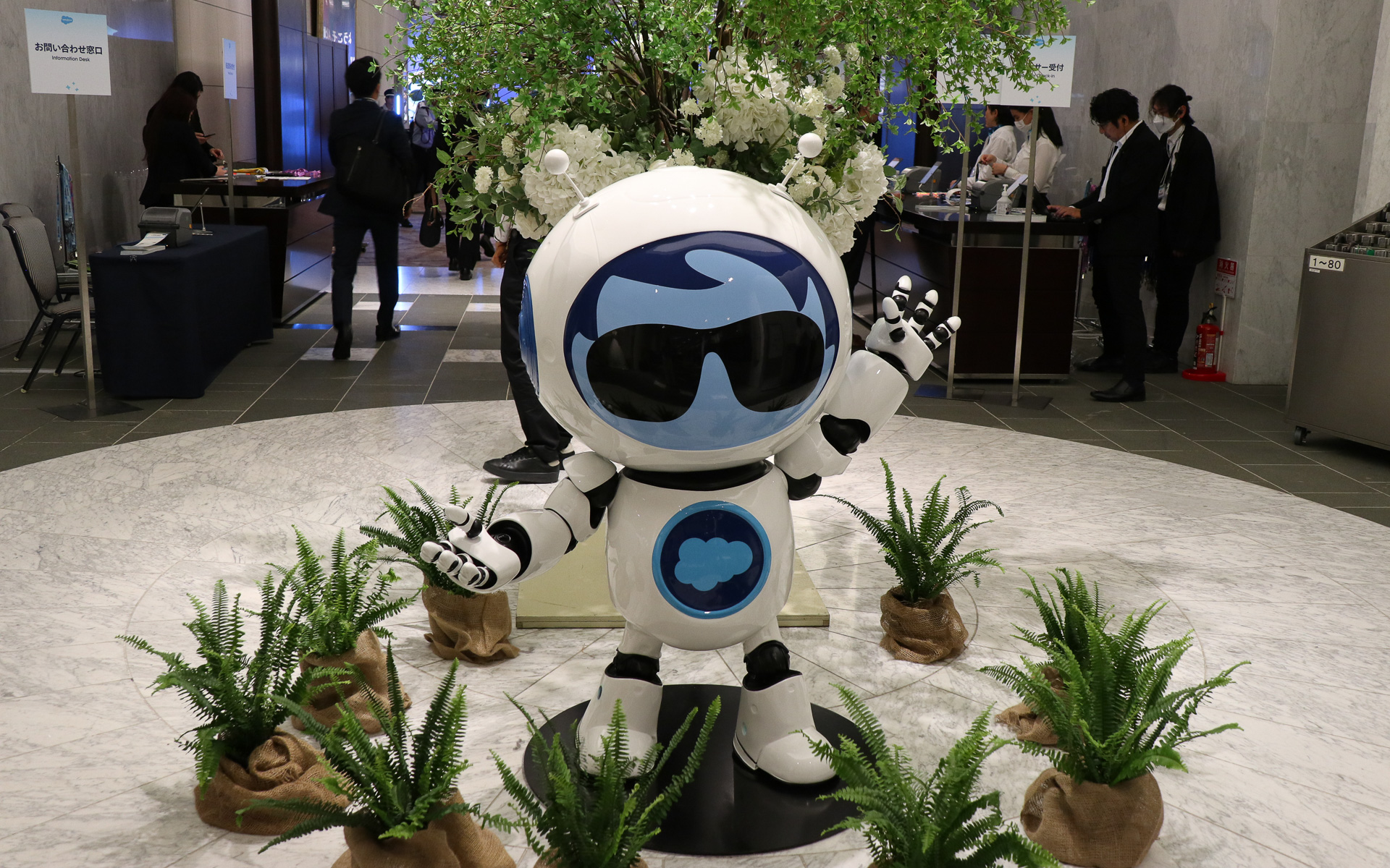 会場の入口ではSalesforceの公式マスコット「アストロ（Astro）」が来場者を出迎えた