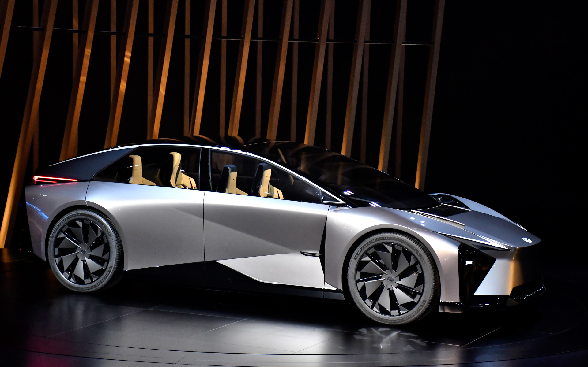開発中止が決定された次世代バッテリEV「レクサス LF-ZC」。写真はジャパンモビリティショー2023登場時のもので、圧倒的なデザイン、性能を持って市販化されるはずだった