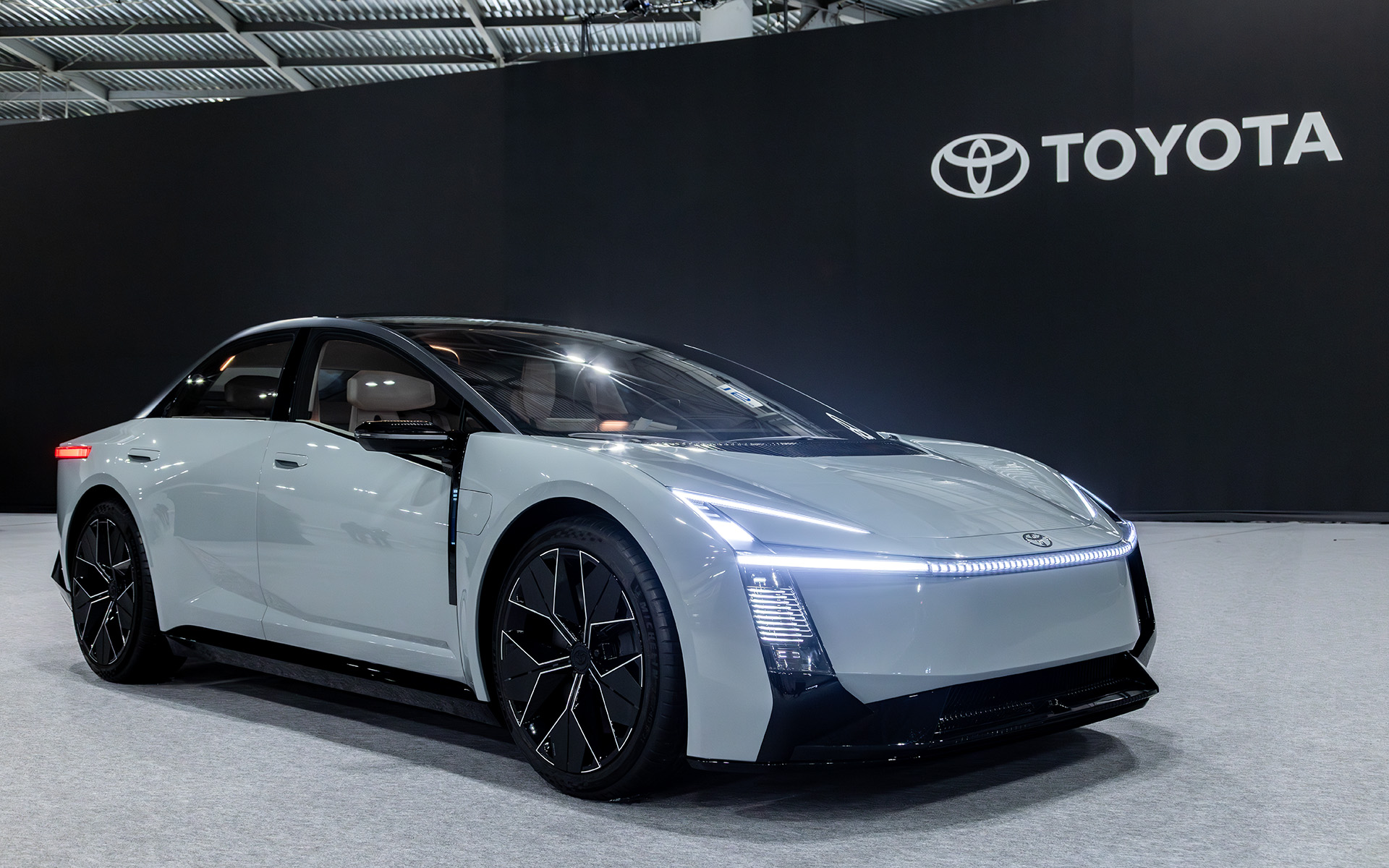 「後続車」の可能性が高い、マルチパワートレーンが可能なクルマ「カローラコンセプト」