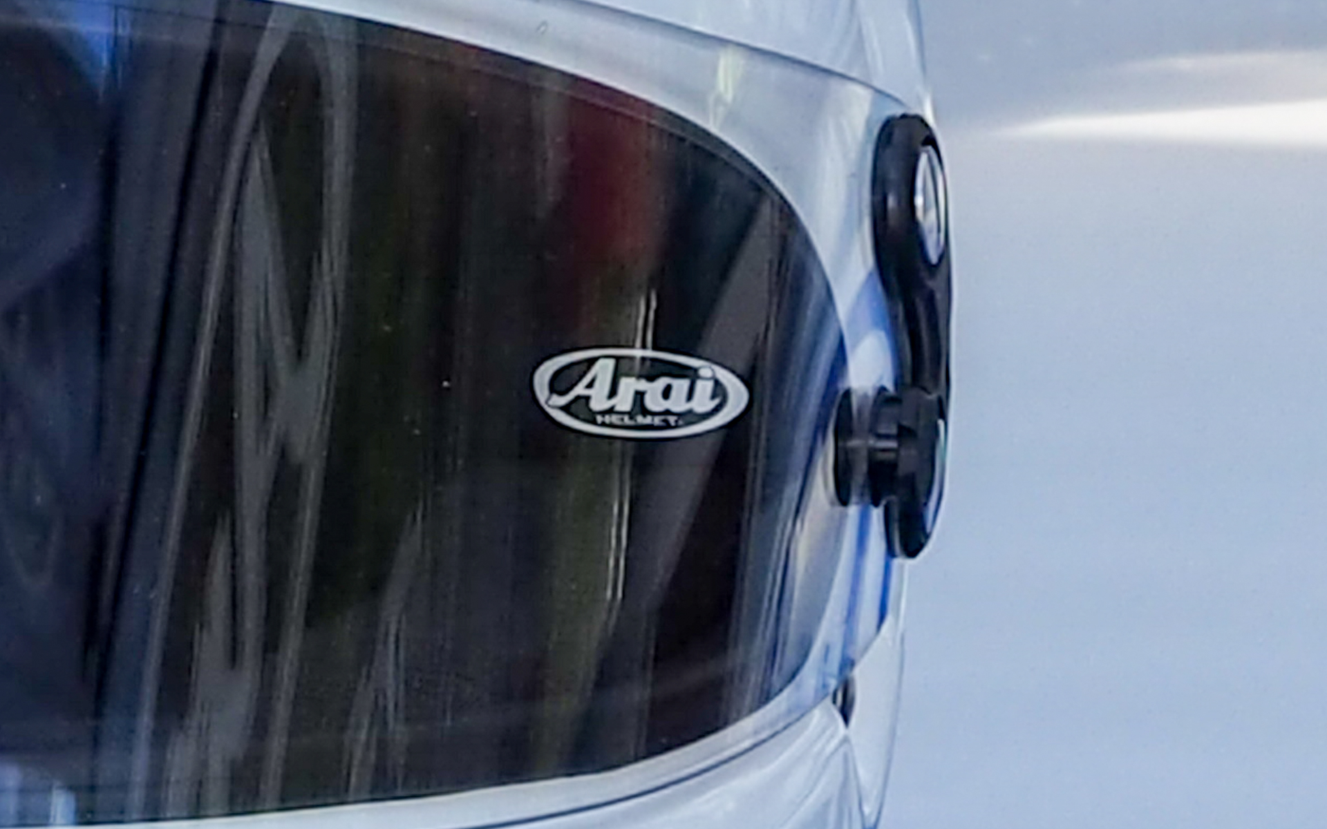 新製品はチーク（頬）用クッションパッドに「Arai」のエンブレムが入る