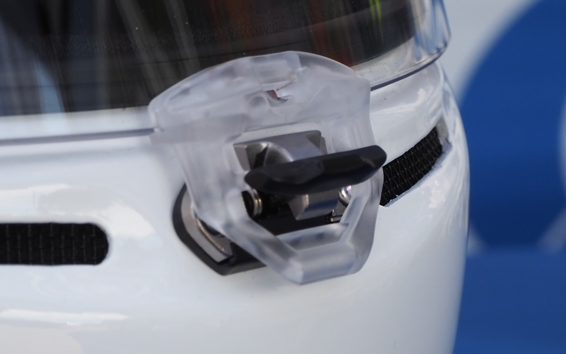 アライヘルメットが新たに開発した「センターロック」の操作部。2アクションで開く、衝撃では簡単に開かないなど、複雑な基準が設けられている。アライヘルメットでは回転式なども検討したが、最終的に今の形状を採用したという