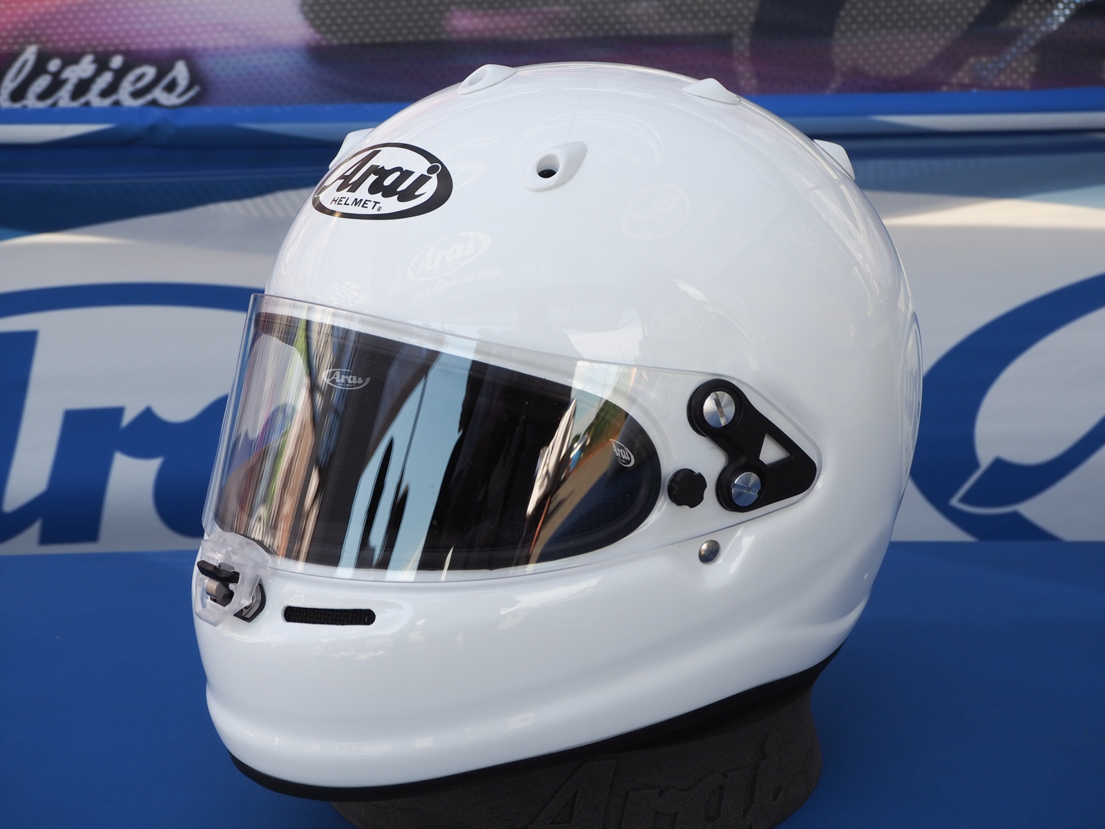 カートレース用 SKV-R RO 8878は、四輪レース用にあるハンス用のボルト穴がないのと、内部のクッションパッドが難燃性ではないため通気性が高い。帽体やセンターロックなどの機能はまったく同じ