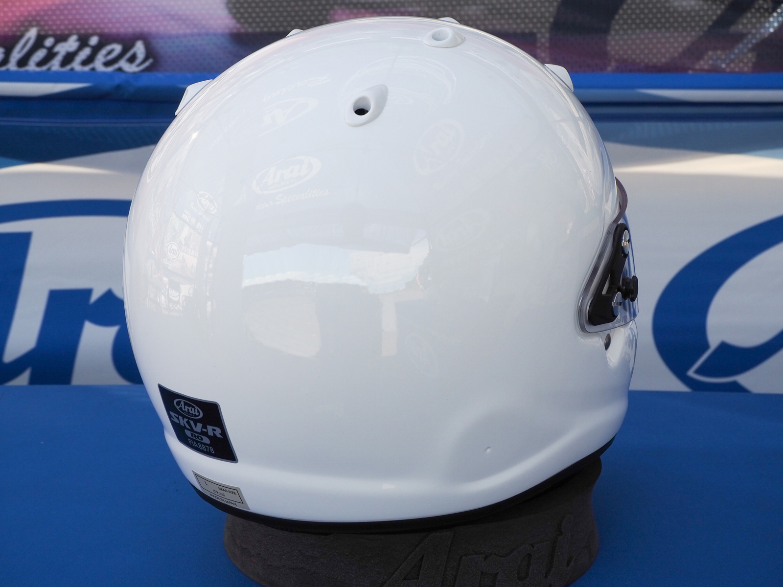 カートレース用 SKV-R RO 8878は、四輪レース用にあるハンス用のボルト穴がないのと、内部のクッションパッドが難燃性ではないため通気性が高い。帽体やセンターロックなどの機能はまったく同じ