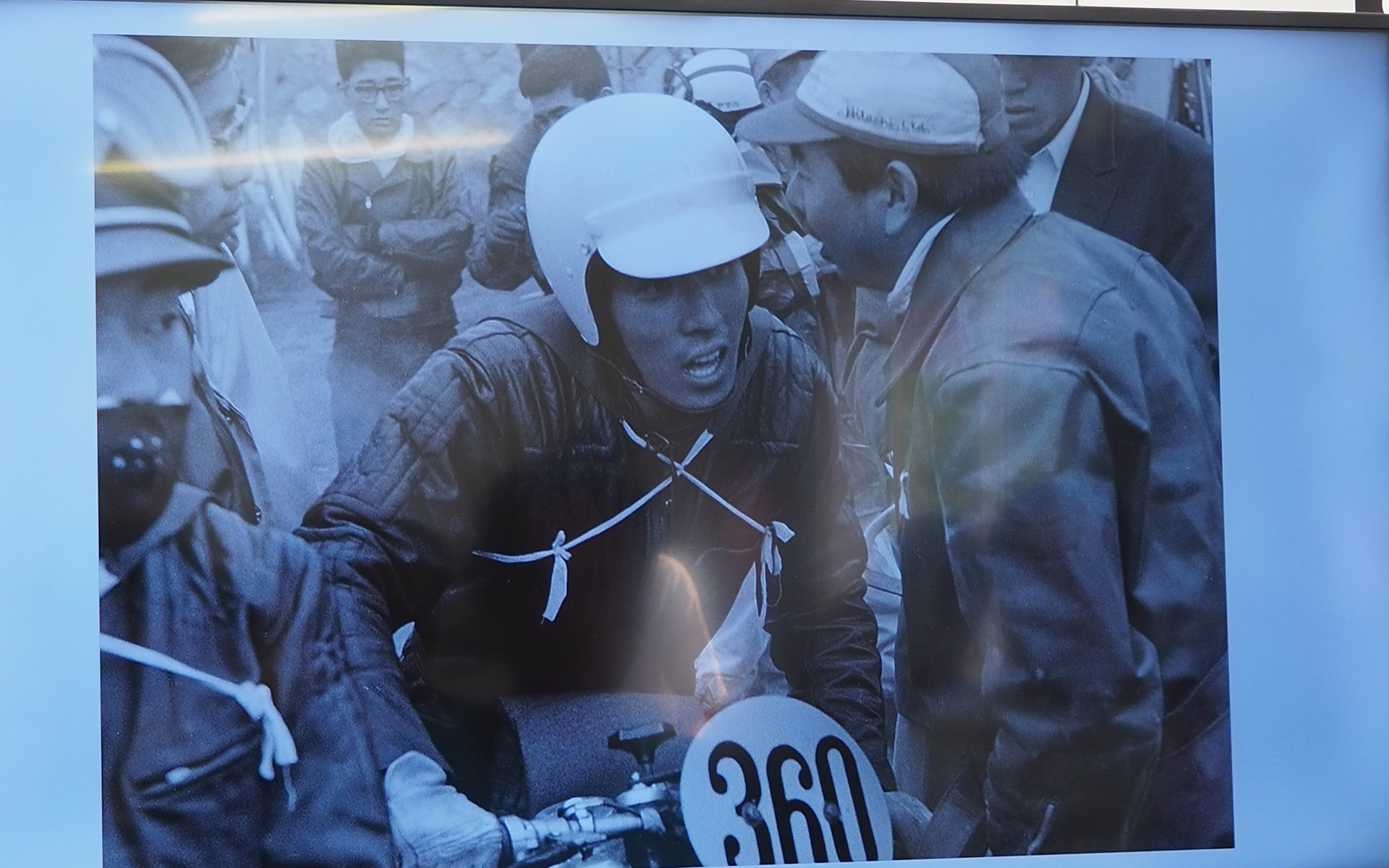 新井理夫氏は二輪レースや四輪レースにも参戦した経緯を持つ。アライヘルメットのブランドを広めるためにトップドライバーを目指した時期もあったが、レベルの違いを体感して早々に諦めたという
