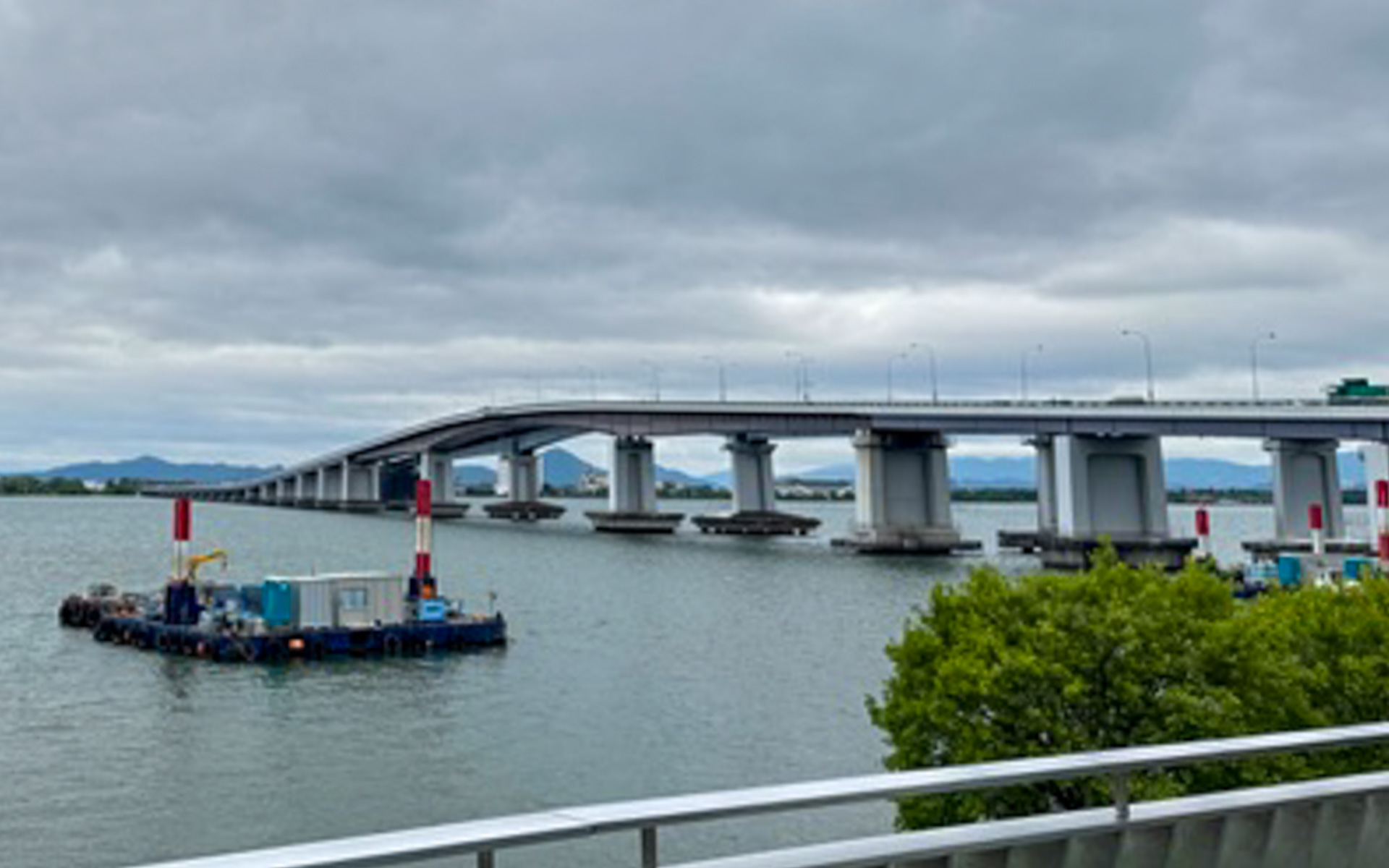 大津市側の琵琶湖大橋の手前にある「道の駅 びわ湖大橋米プラザ」の2階から琵琶湖を眺めた景色。琵琶湖大橋は白くてアーチを描く姿が美しいですね