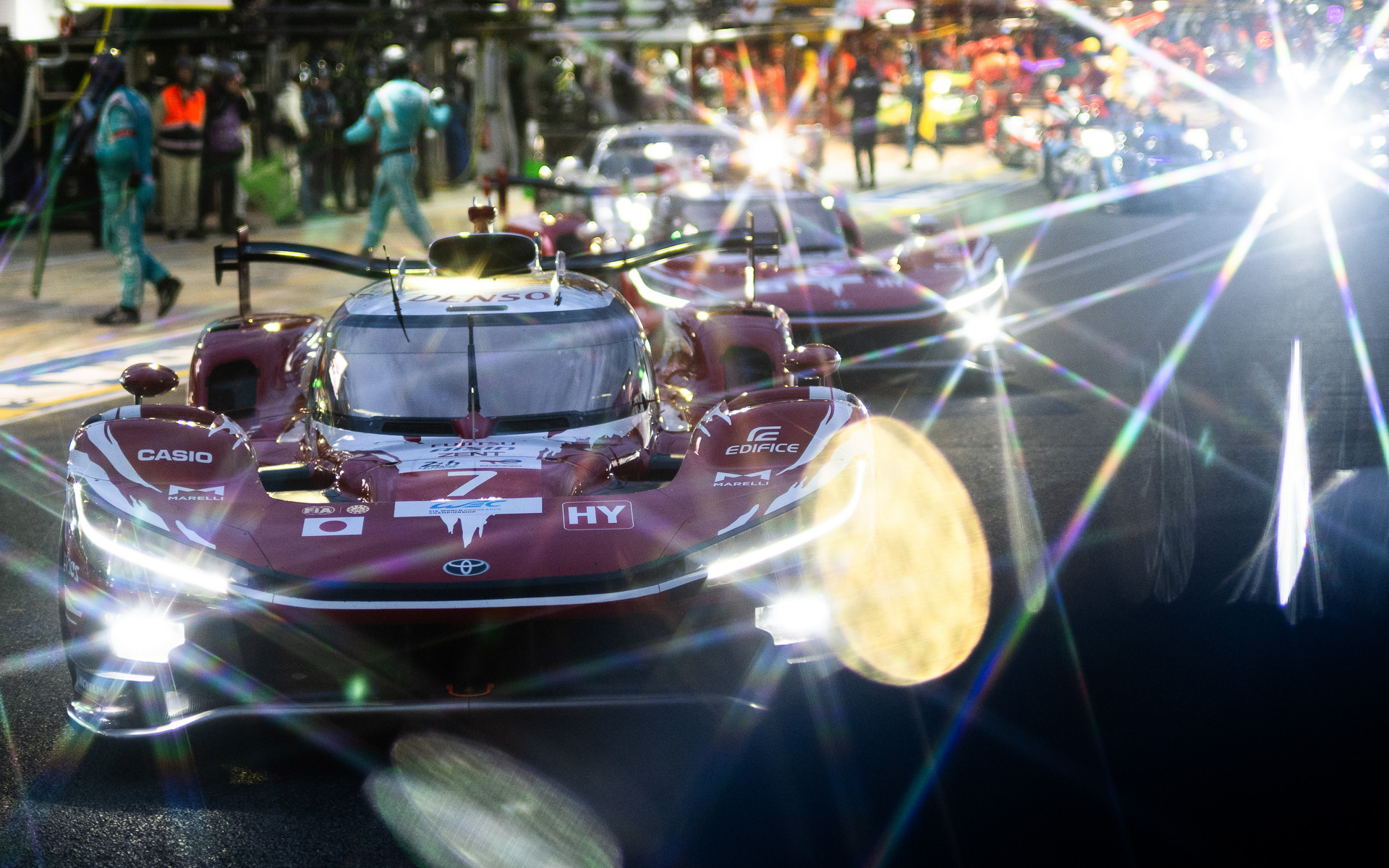 ナイトセッションを走るトヨタレーシングの7号車と8号車