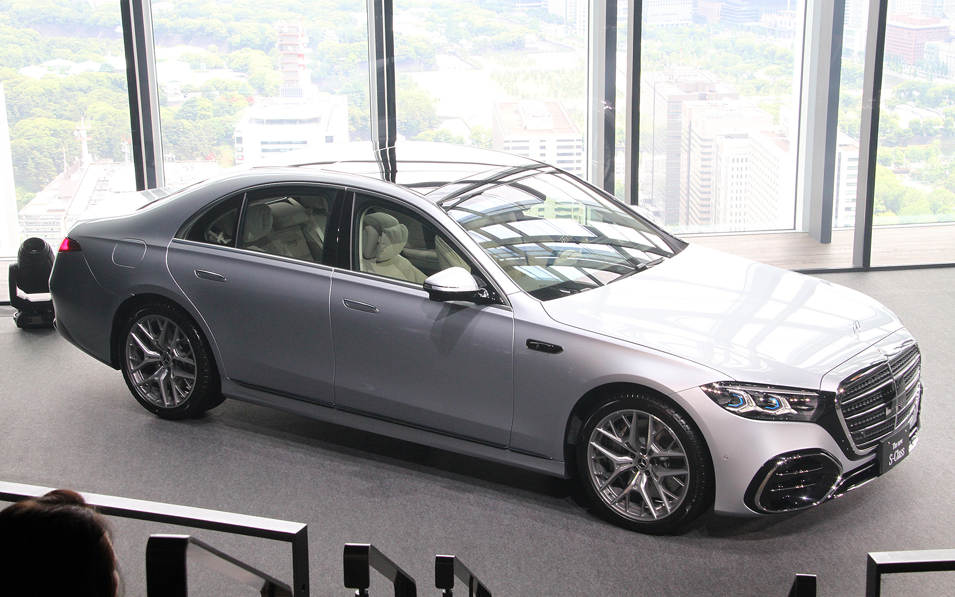 S 450 d 4MATIC（ISG）。新型Sクラスのエクステリアでは次世代のラグジュアリーを表現するイルミネーテッドラジエーターグリルなどが採用された。ボディサイズは5195×1920×1505mm（全長×全幅×全高）
