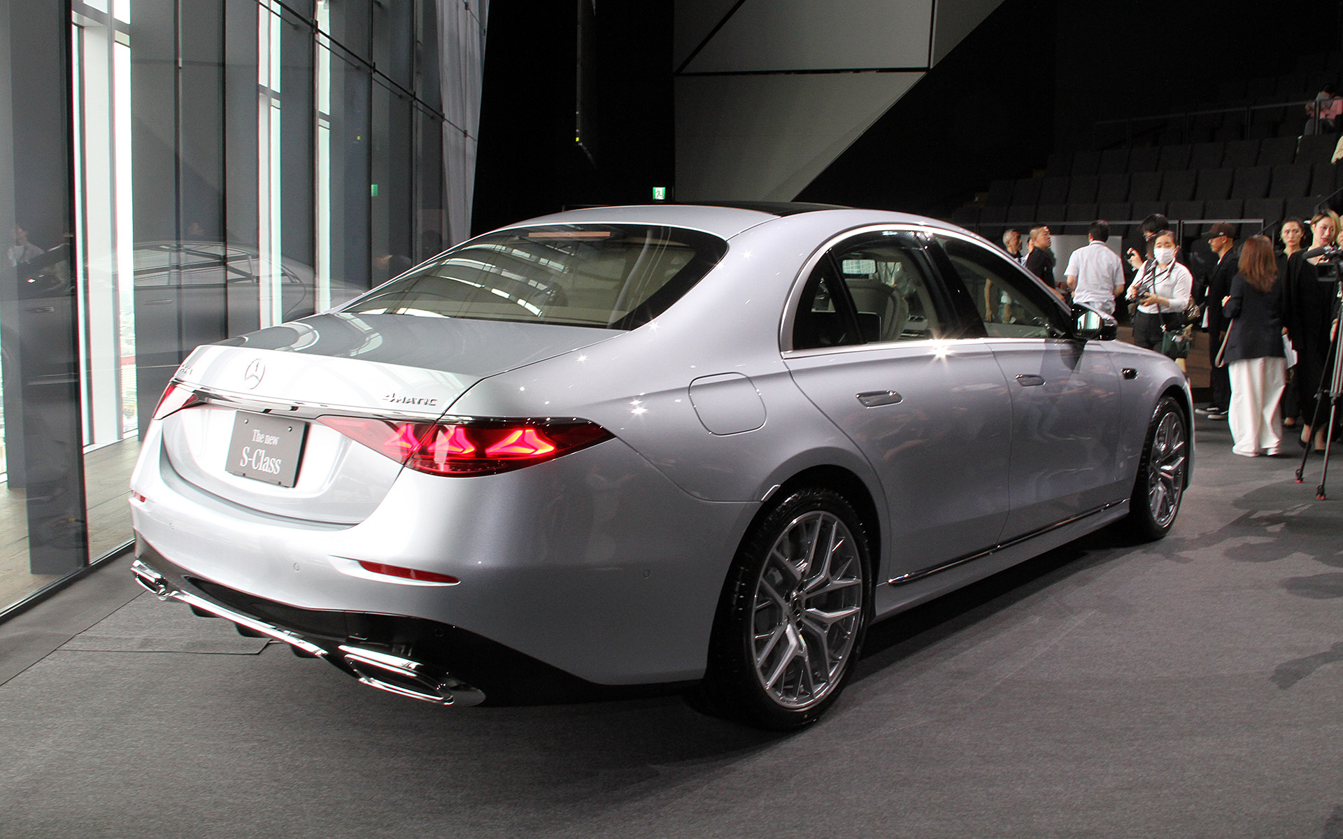 S 450 d 4MATIC（ISG）。新型Sクラスのエクステリアでは次世代のラグジュアリーを表現するイルミネーテッドラジエーターグリルなどが採用された。ボディサイズは5195×1920×1505mm（全長×全幅×全高）
