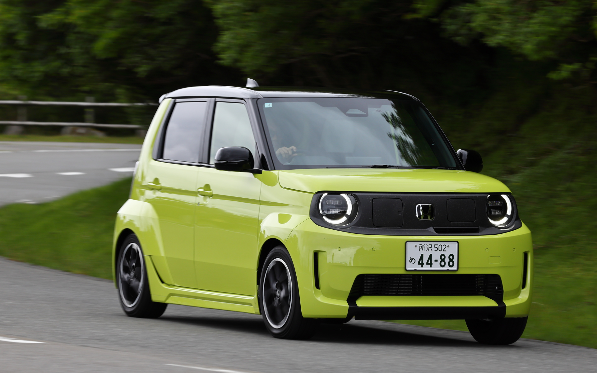 5月に発売されたばかりのAセグメントの小型EV（電気自動車）「スーパーワン」に乗った