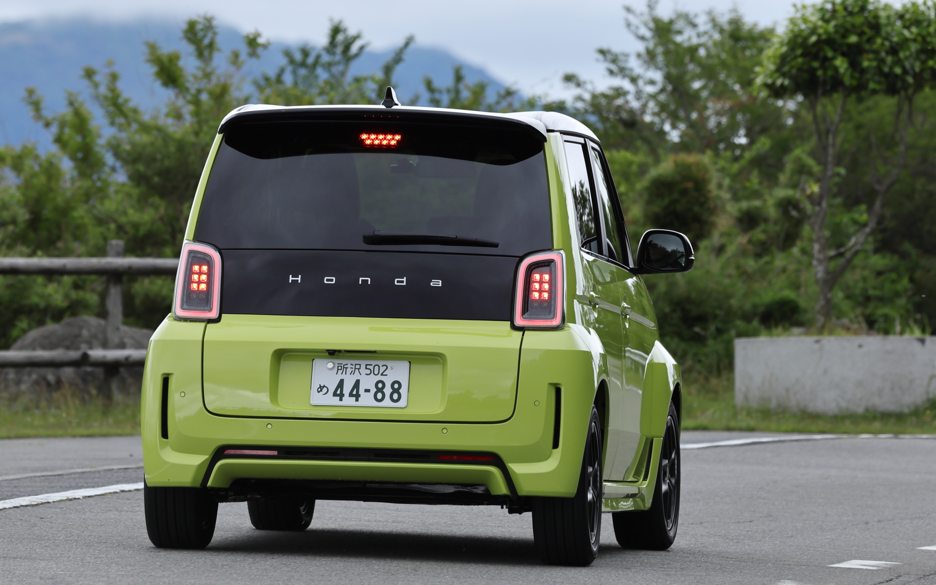 ワインディングでは車重1090kgの軽快さが感じられ、持ち前のトルクで瞬時に加速してくれる